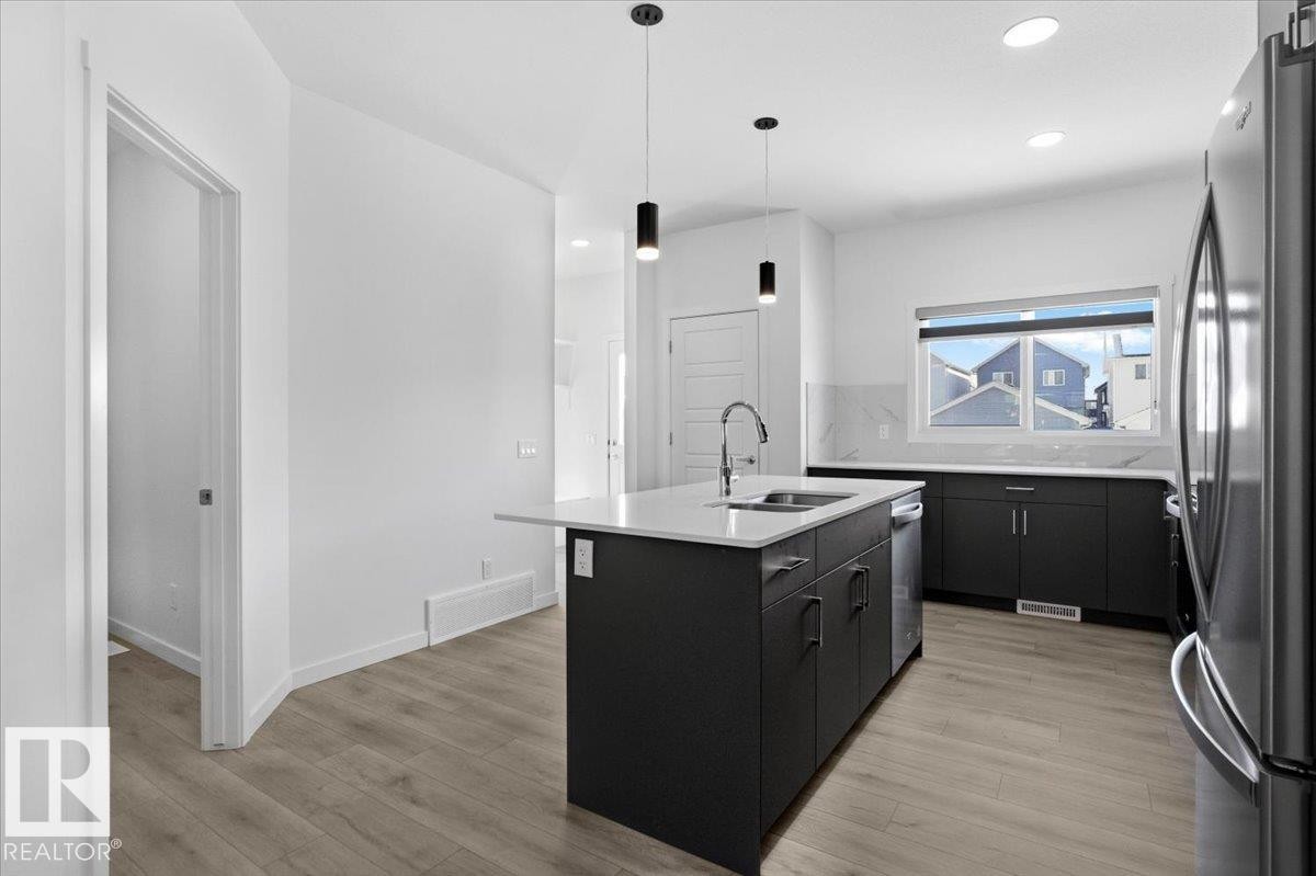 3323 Erlanger Bend, Edmonton, AB - Indoor Photo Showing Kitchen With Double Sink With Upgraded Kitchen