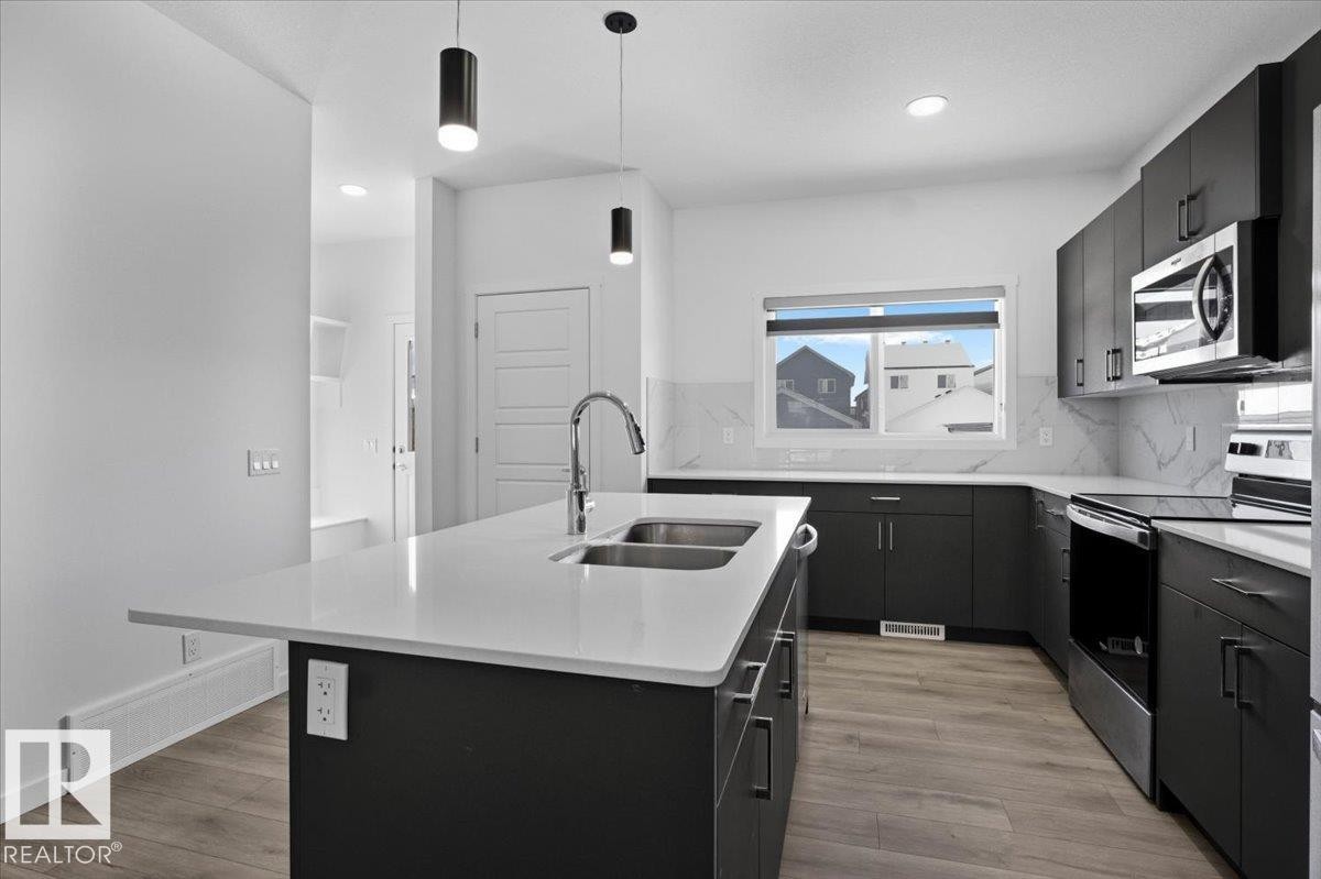 3323 Erlanger Bend, Edmonton, AB - Indoor Photo Showing Kitchen With Double Sink With Upgraded Kitchen