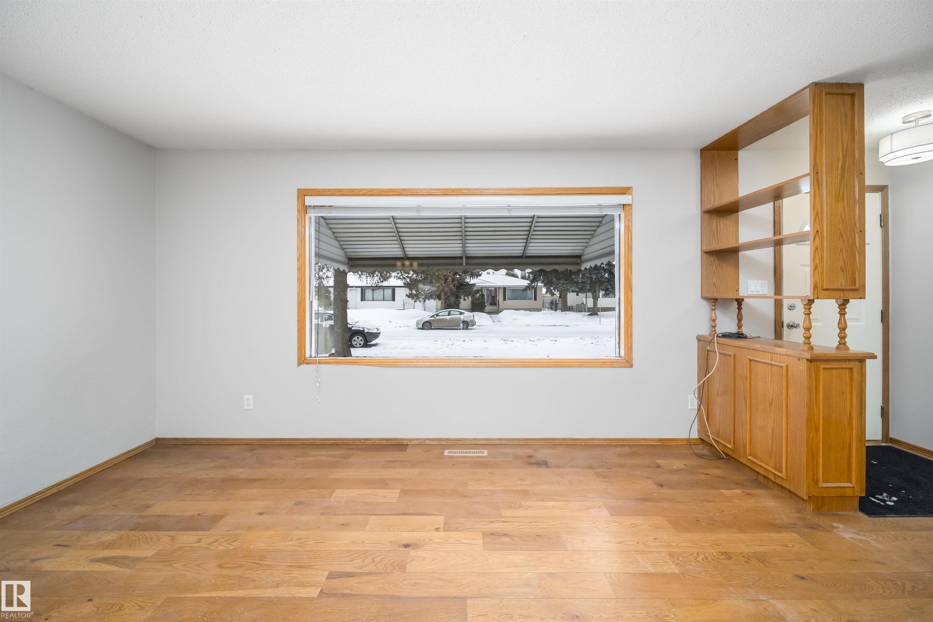 Unfurnished dining area with light wood finished floors and baseboards - 8908 130 Avenue Nw, Edmonton, AB - Indoor
