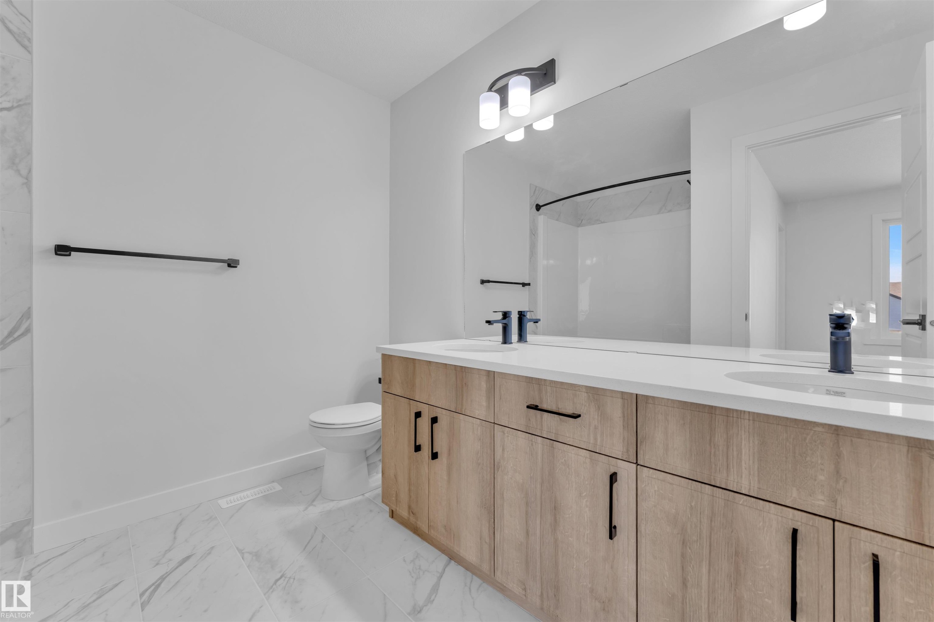 752 Mattson Drive, Edmonton, AB - Indoor Photo Showing Bathroom