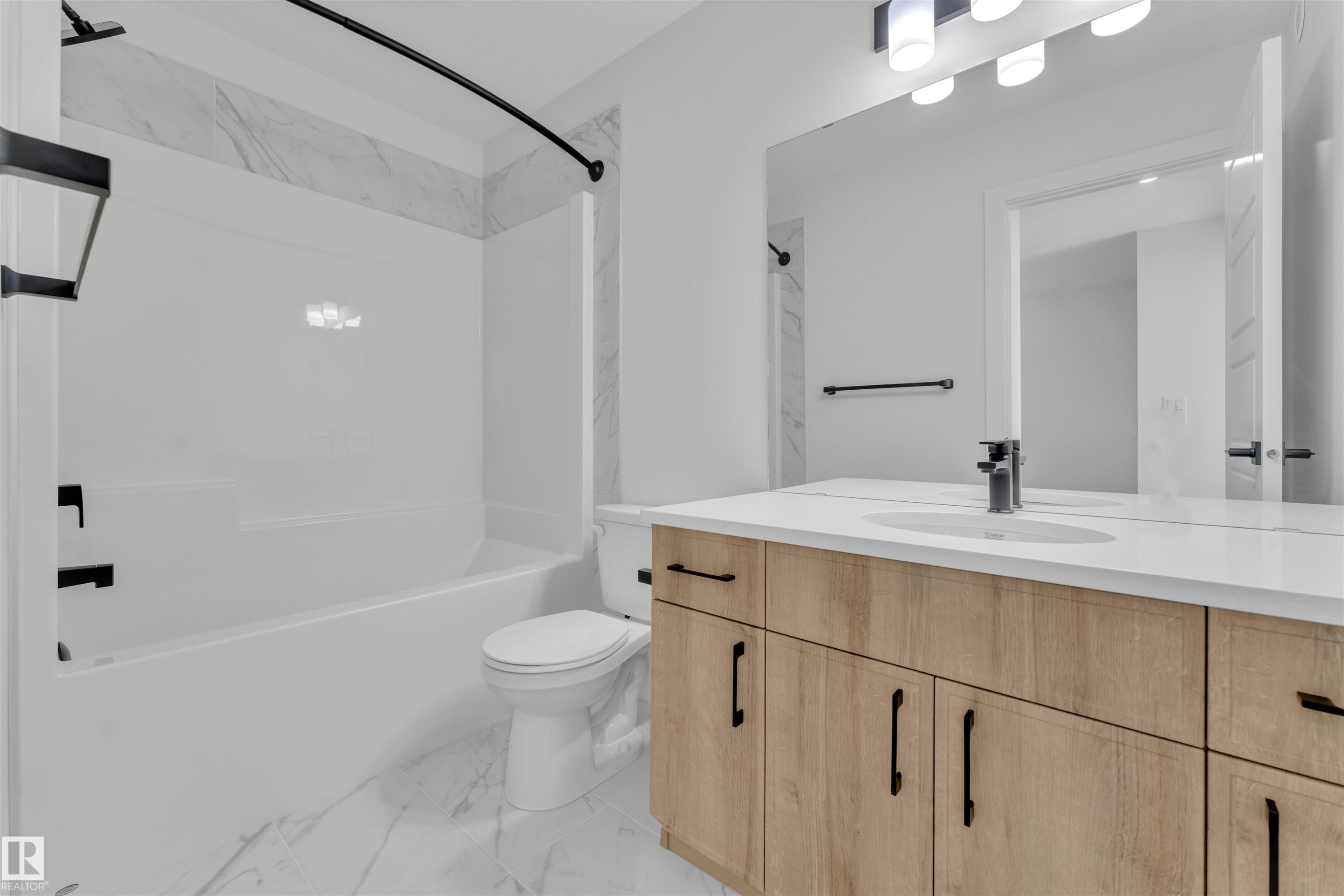 752 Mattson Drive, Edmonton, AB - Indoor Photo Showing Bathroom