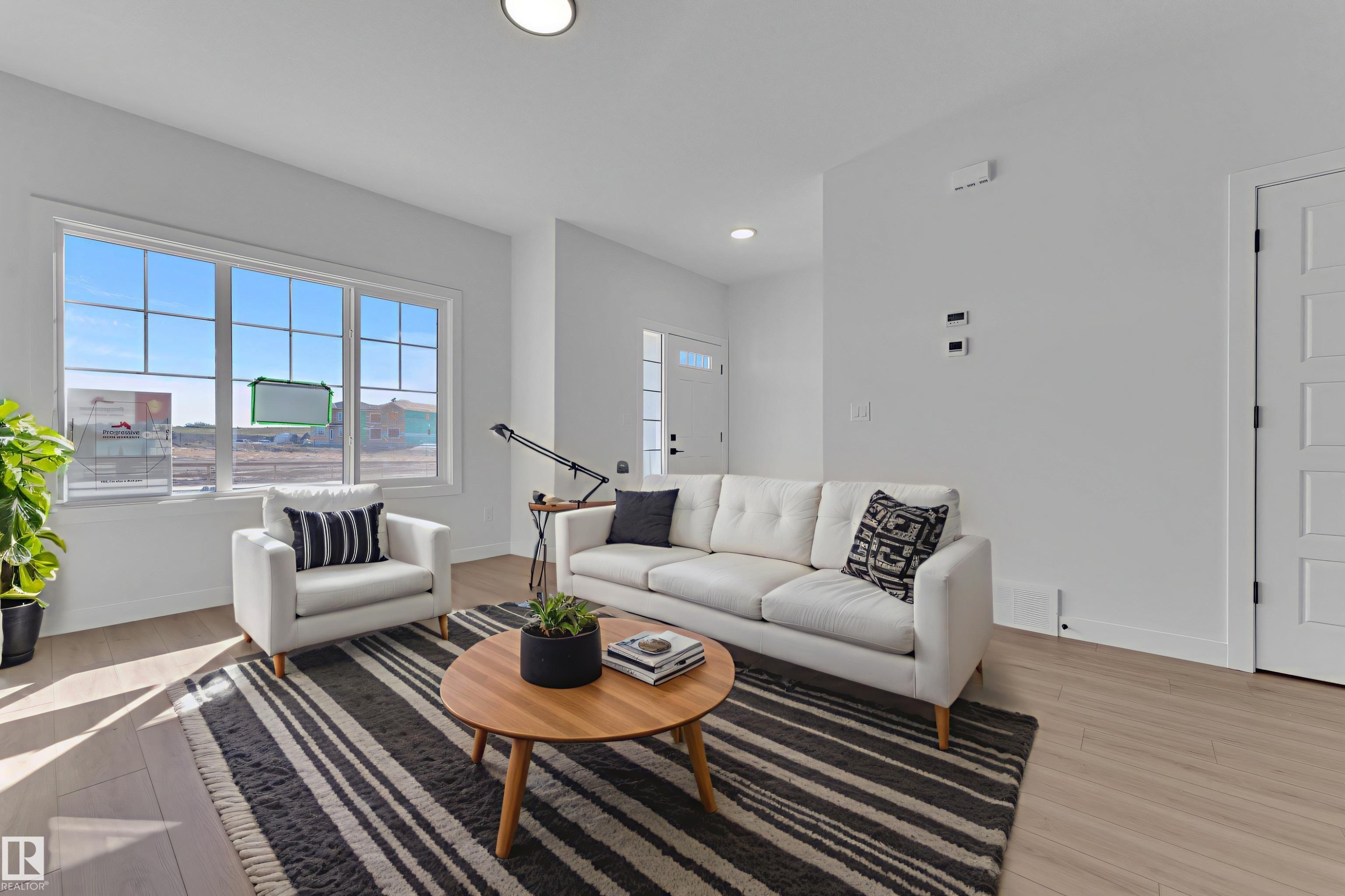 752 Mattson Drive, Edmonton, AB - Indoor Photo Showing Living Room