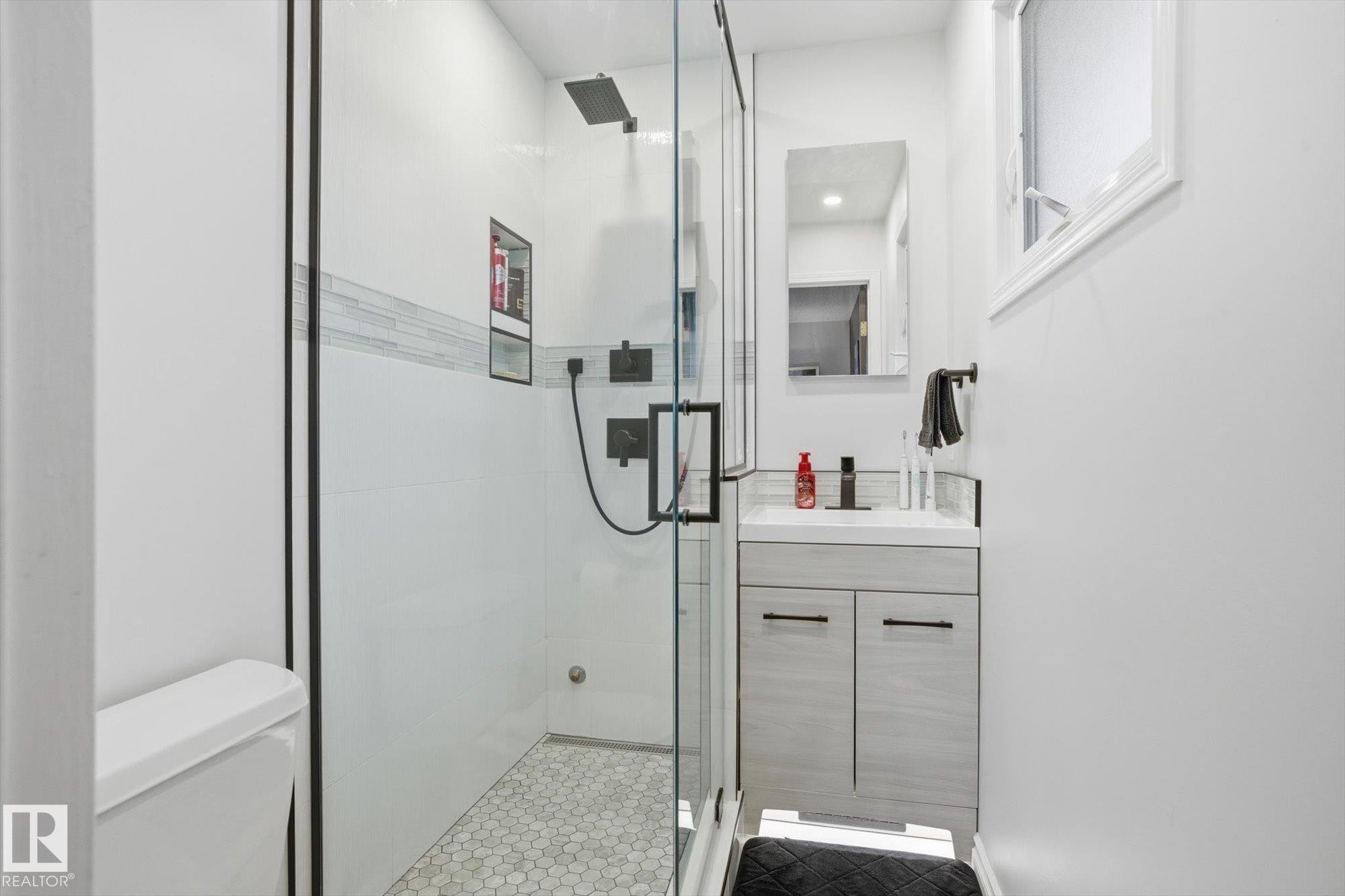 6903 12 Avenue, Edmonton, AB - Indoor Photo Showing Bathroom
