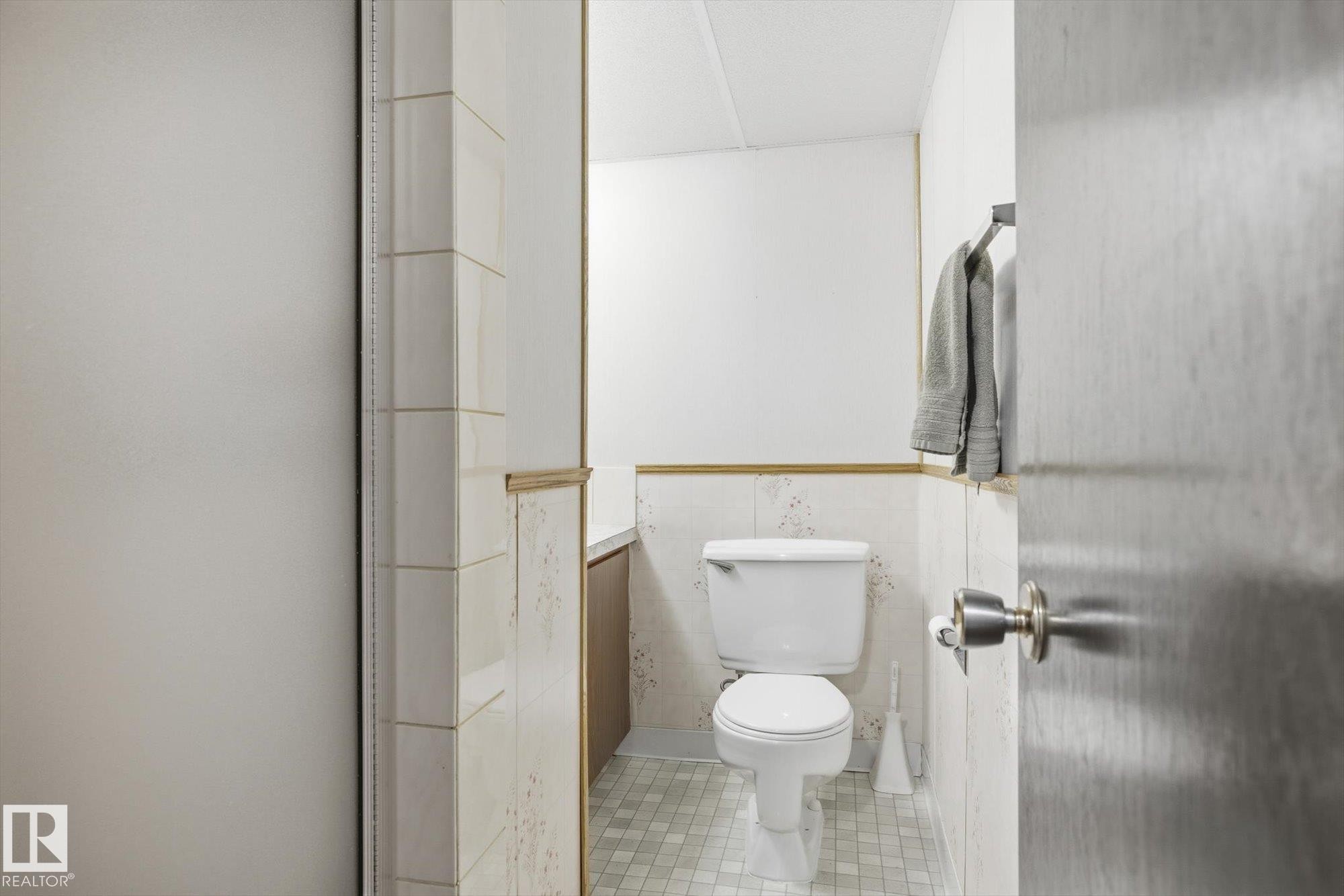 6903 12 Avenue, Edmonton, AB - Indoor Photo Showing Bathroom