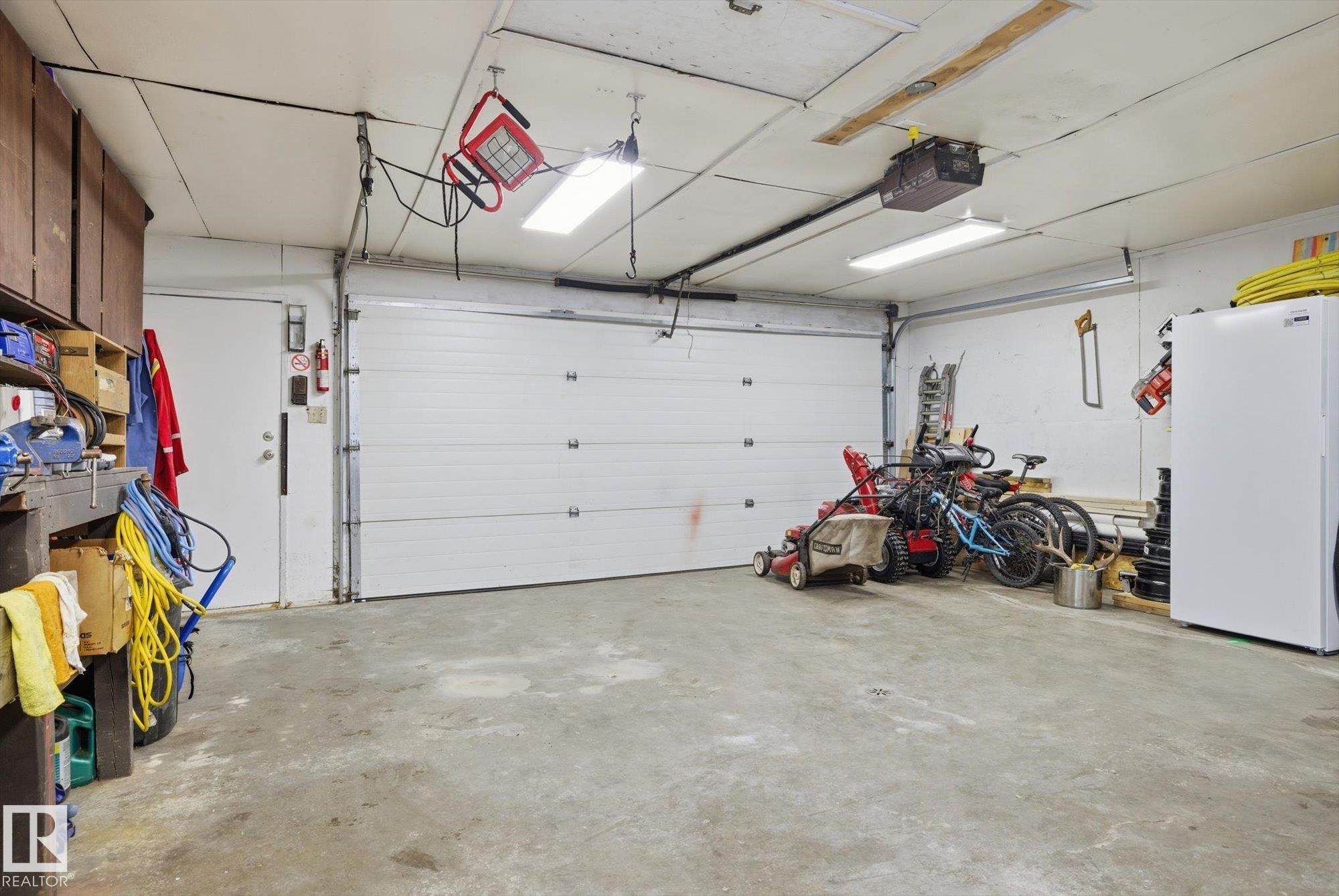 6903 12 Avenue, Edmonton, AB - Indoor Photo Showing Garage