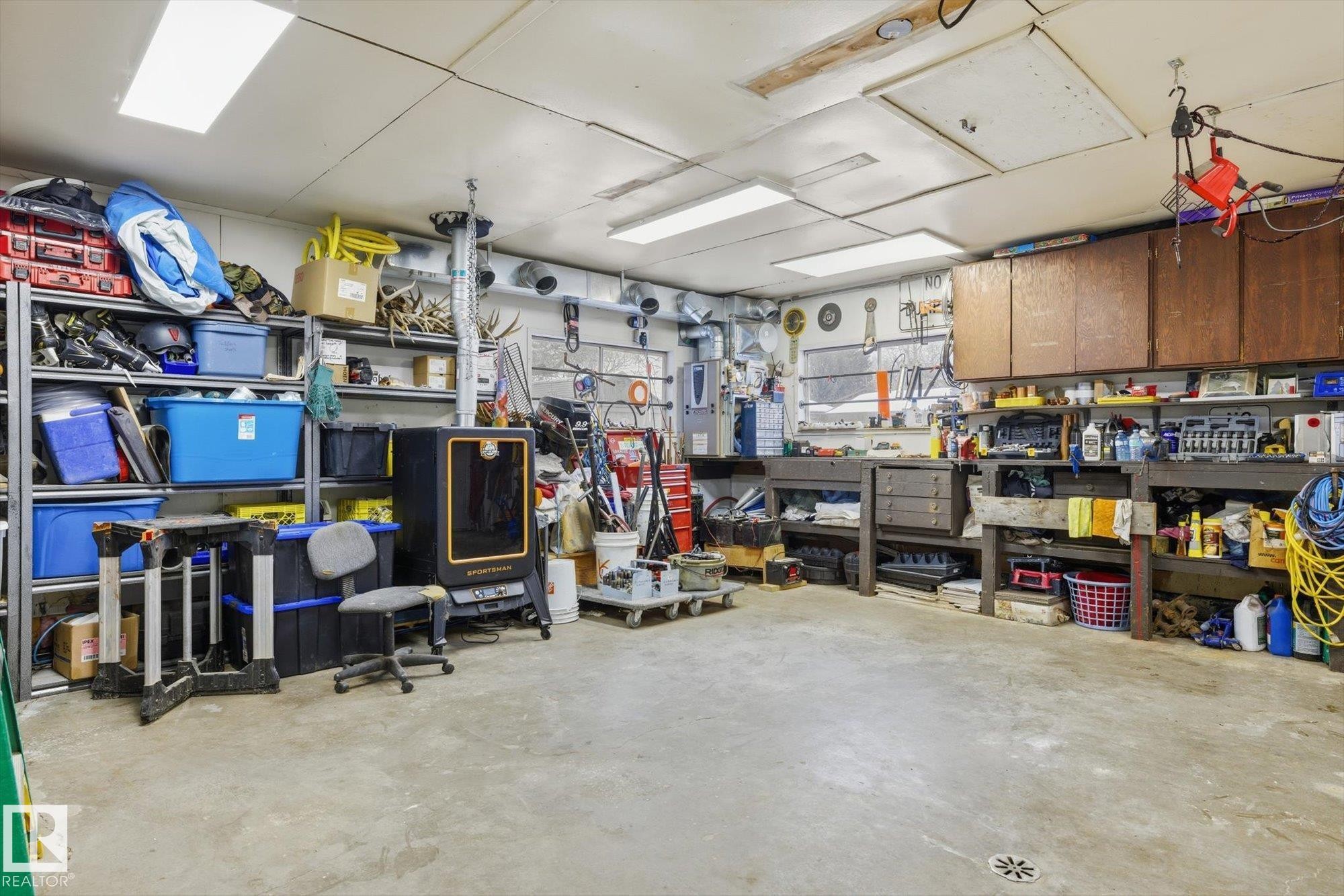 6903 12 Avenue, Edmonton, AB - Indoor Photo Showing Garage