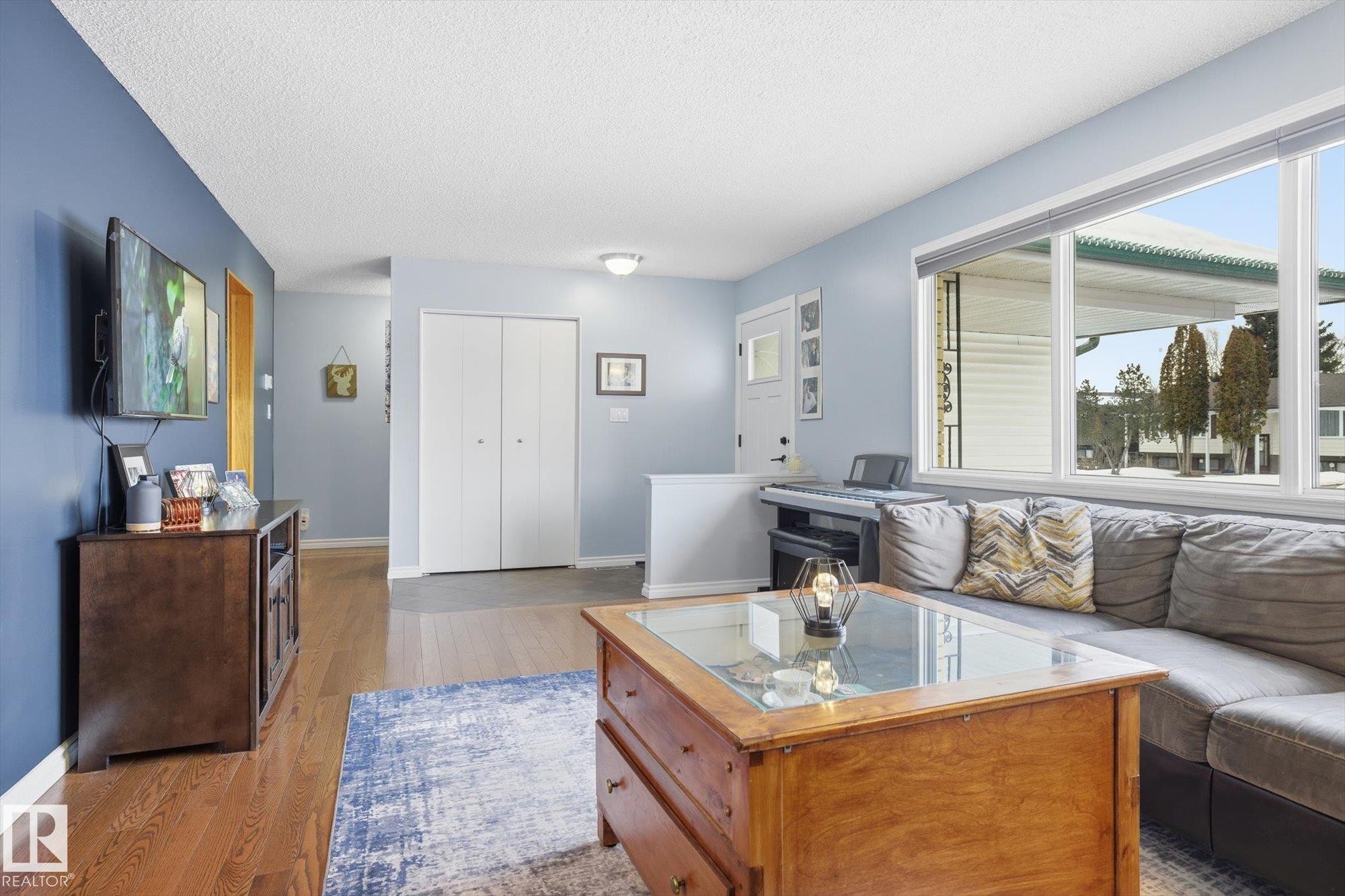 6903 12 Avenue, Edmonton, AB - Indoor Photo Showing Living Room