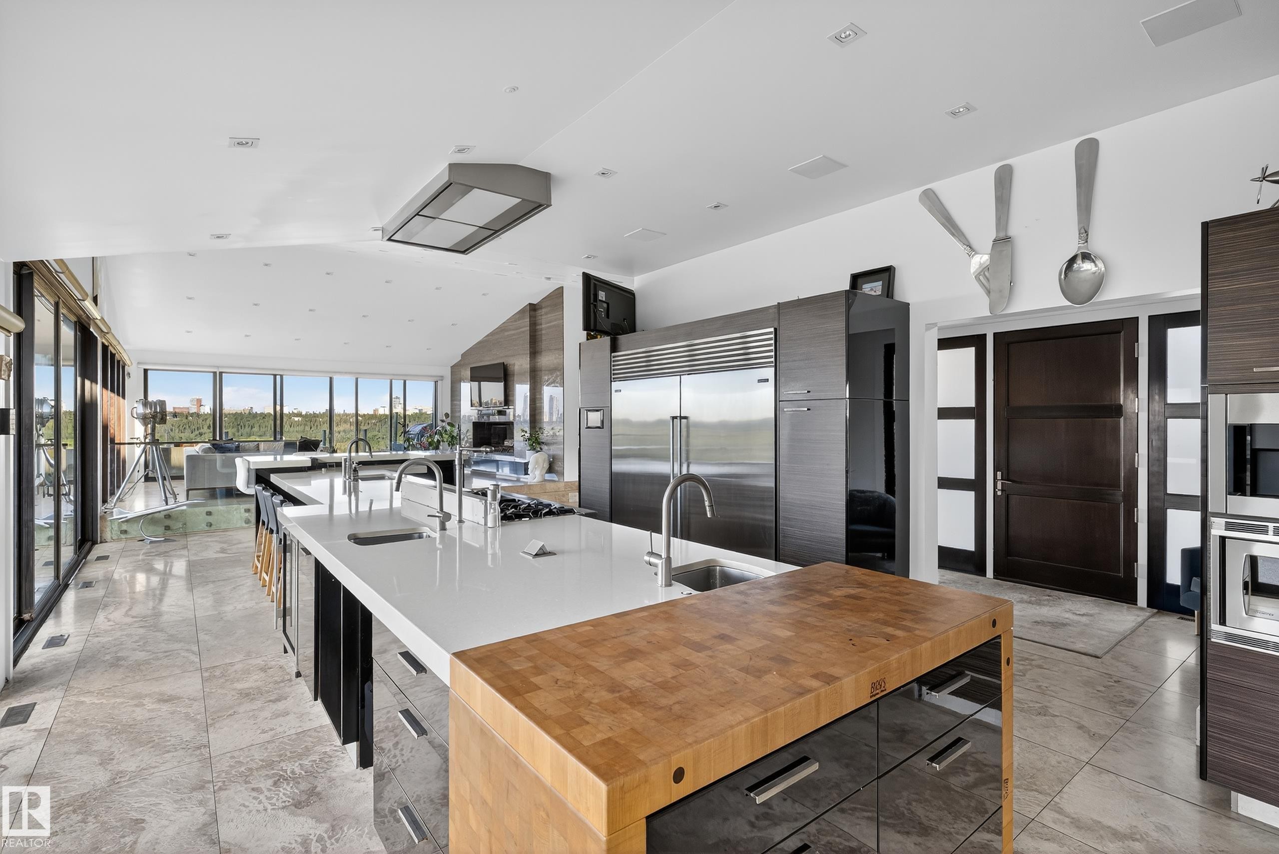 13758 Valleyview Drive, Edmonton, AB - Indoor Photo Showing Kitchen