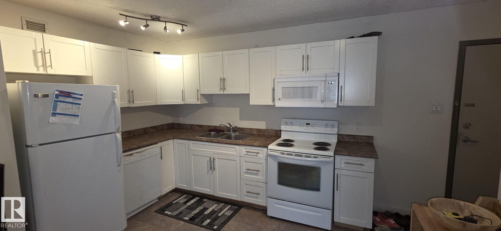 #507 9710 105 St Nw, Edmonton, AB - Indoor Photo Showing Kitchen With Double Sink