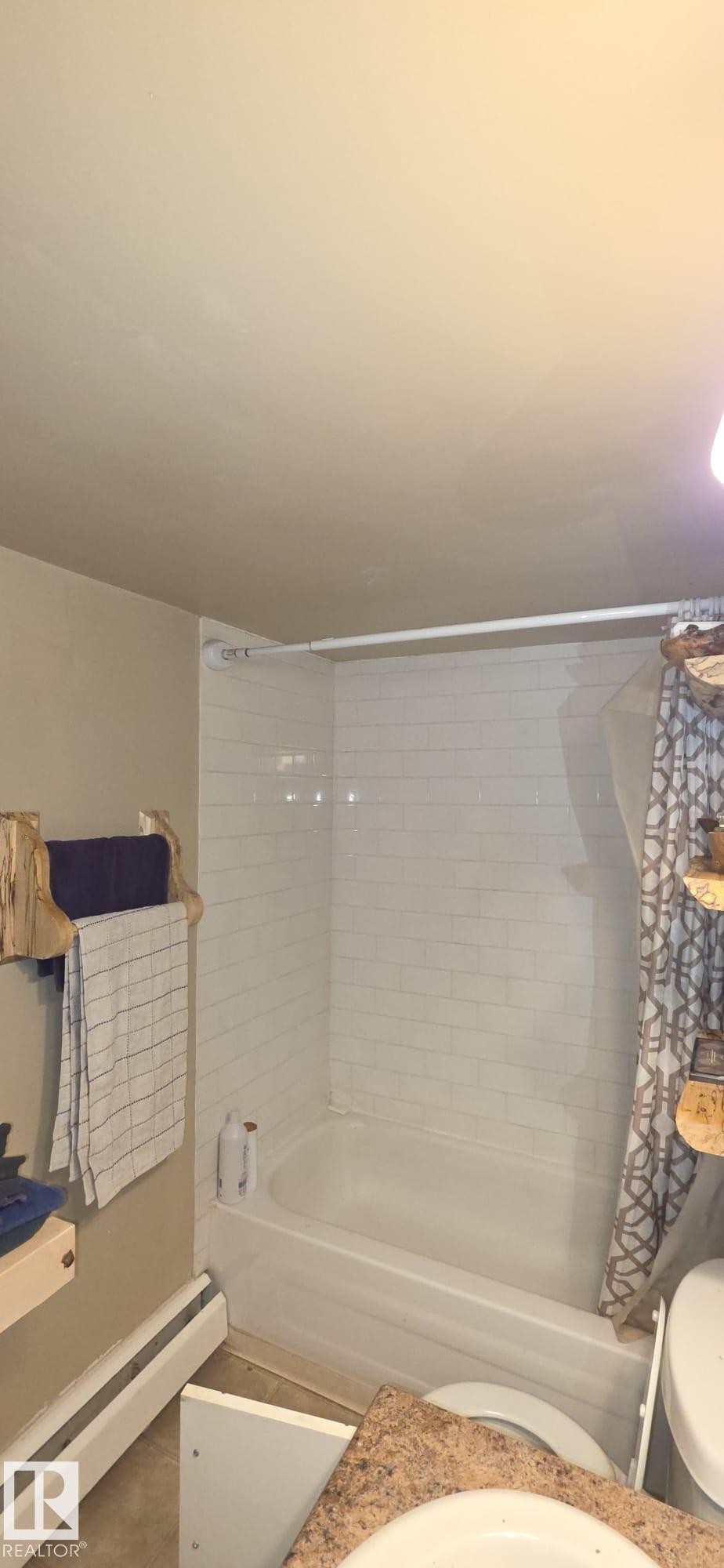#507 9710 105 St Nw, Edmonton, AB - Indoor Photo Showing Bathroom