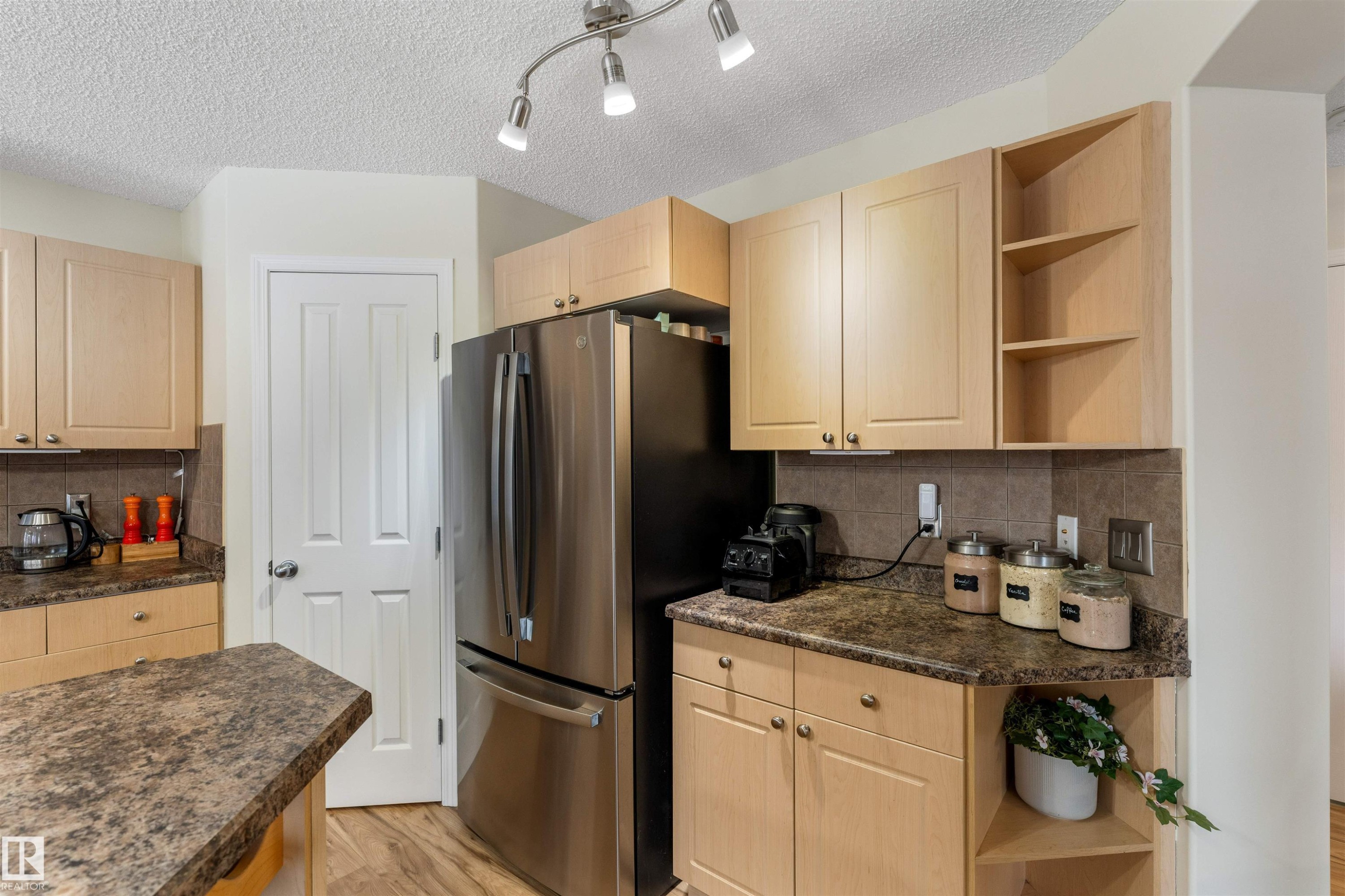 7422 Singer Landing, Edmonton, AB - Indoor Photo Showing Kitchen