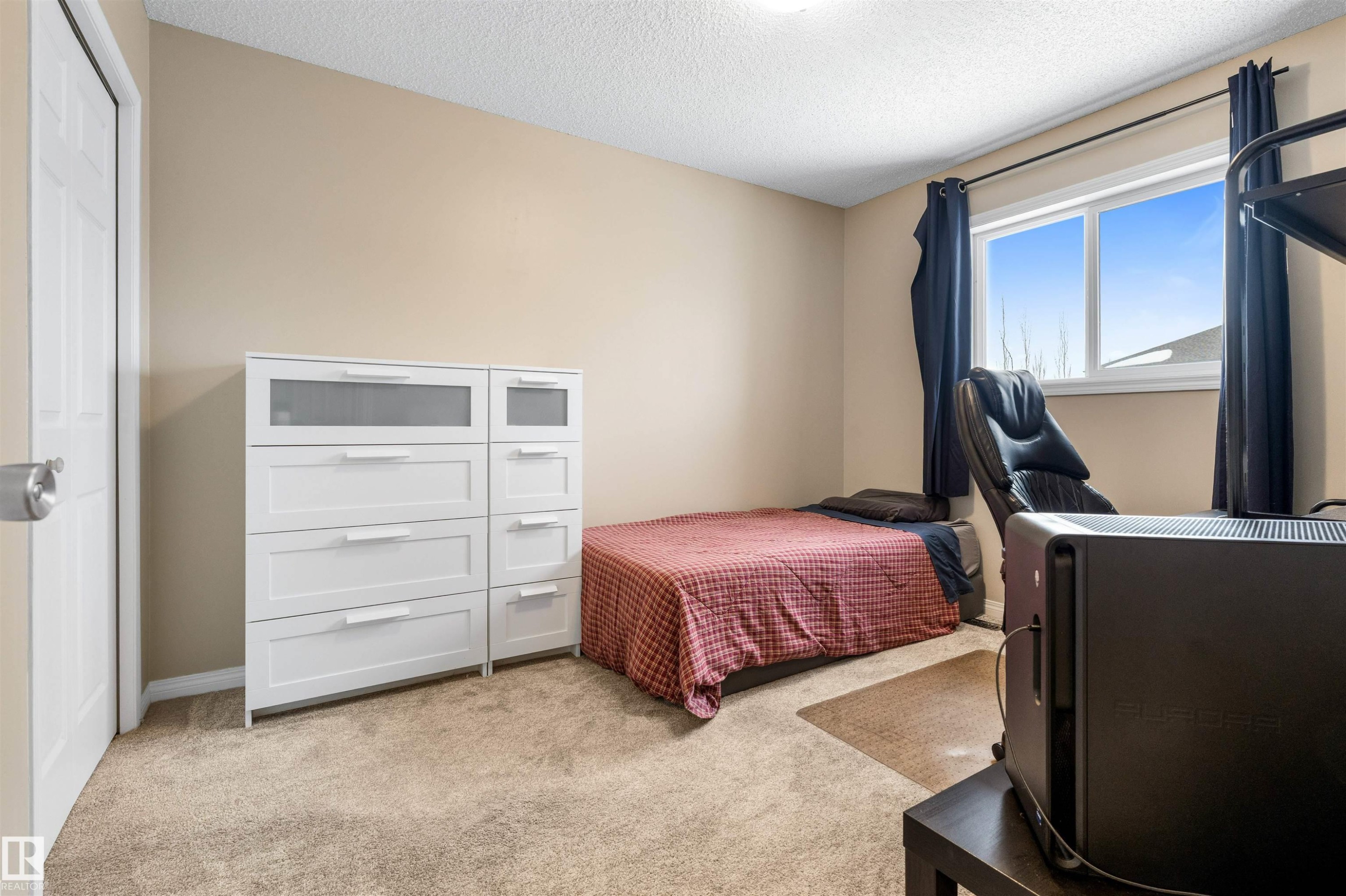 7422 Singer Landing, Edmonton, AB - Indoor Photo Showing Bedroom