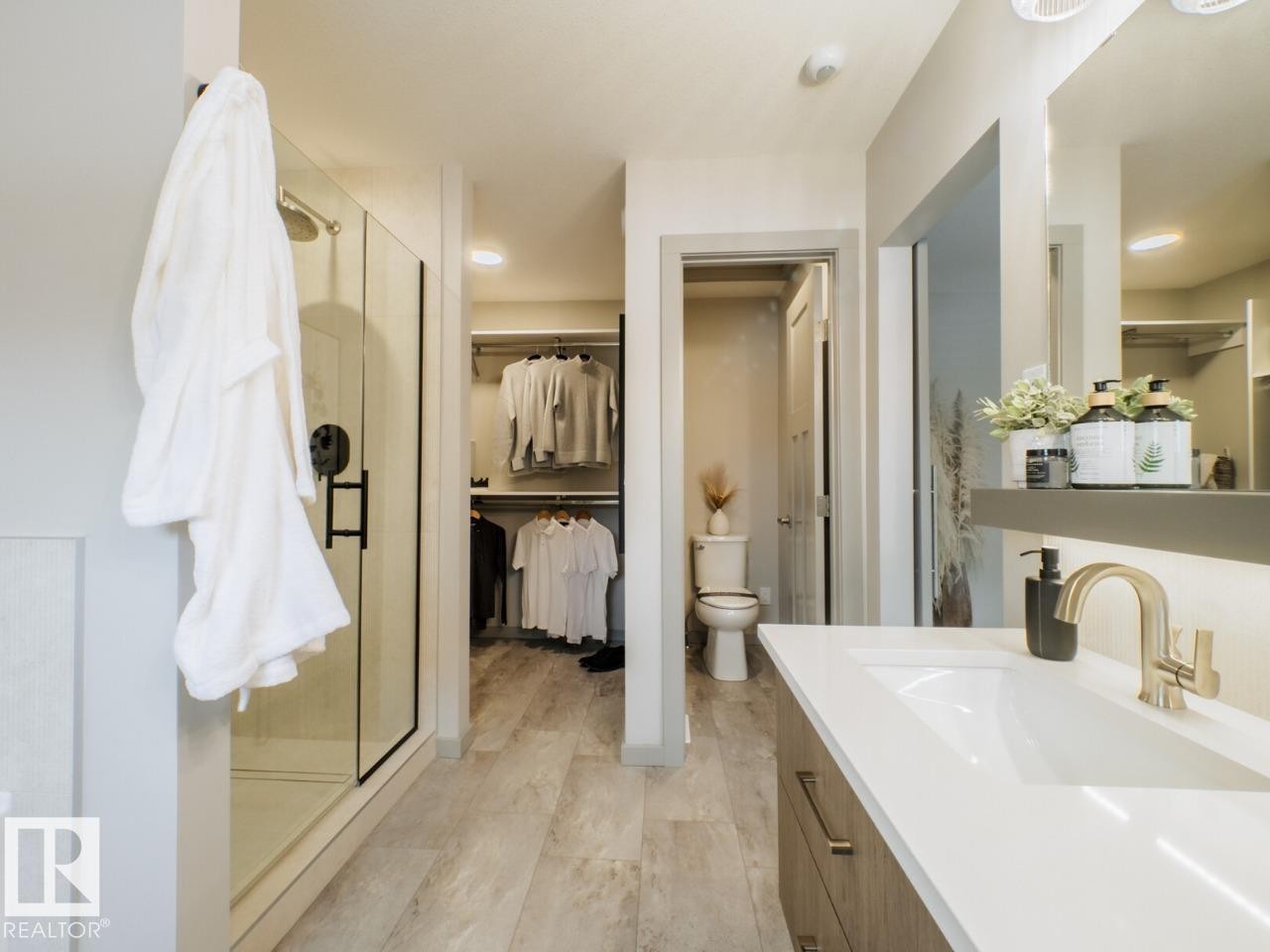 7005 Kiviaq Crescent, Edmonton, AB - Indoor Photo Showing Bathroom
