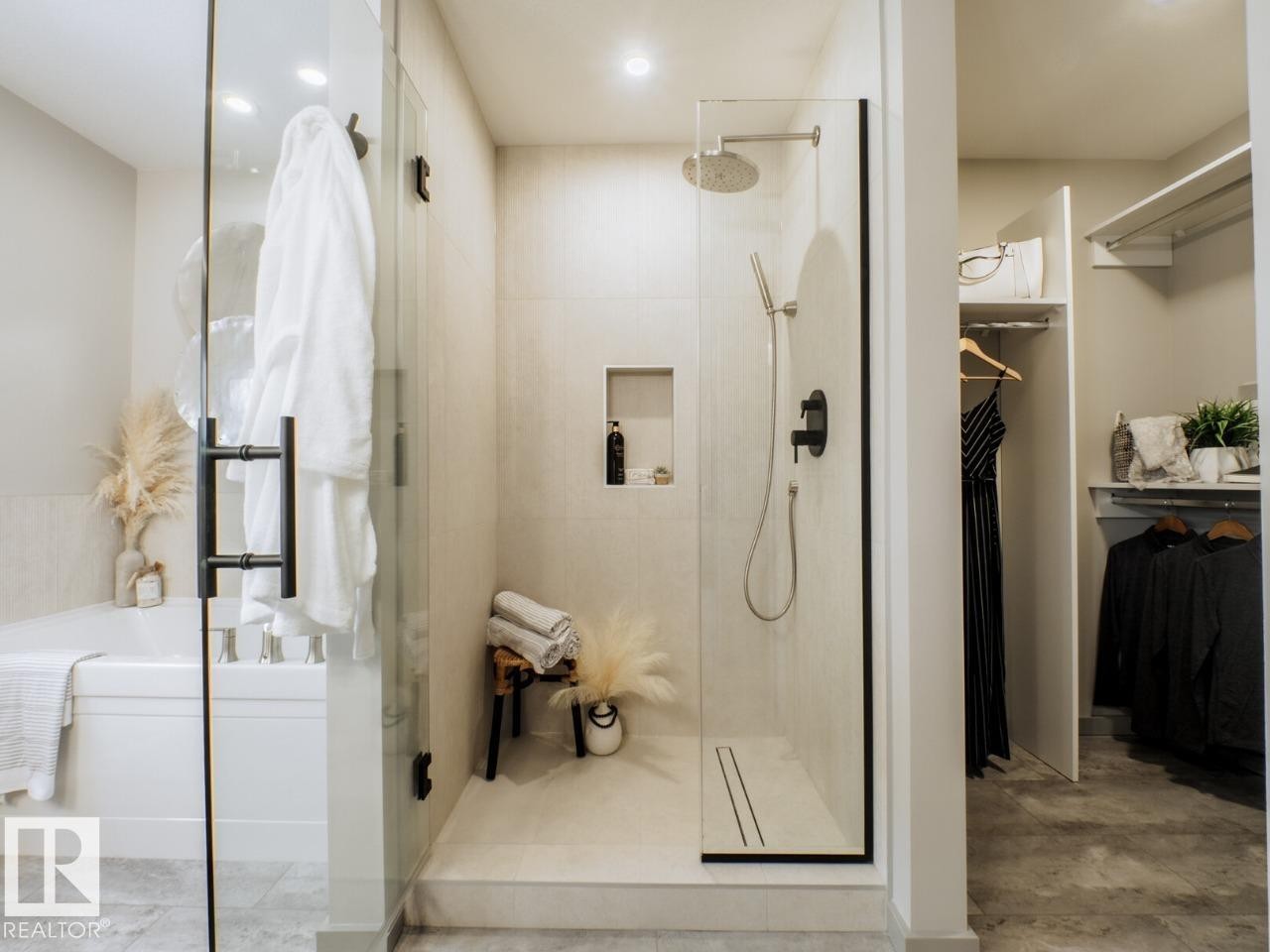 7005 Kiviaq Crescent, Edmonton, AB - Indoor Photo Showing Bathroom