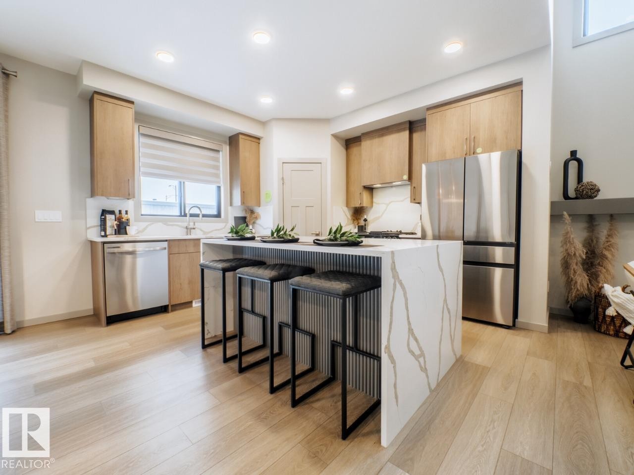 7005 Kiviaq Crescent, Edmonton, AB - Indoor Photo Showing Kitchen With Upgraded Kitchen
