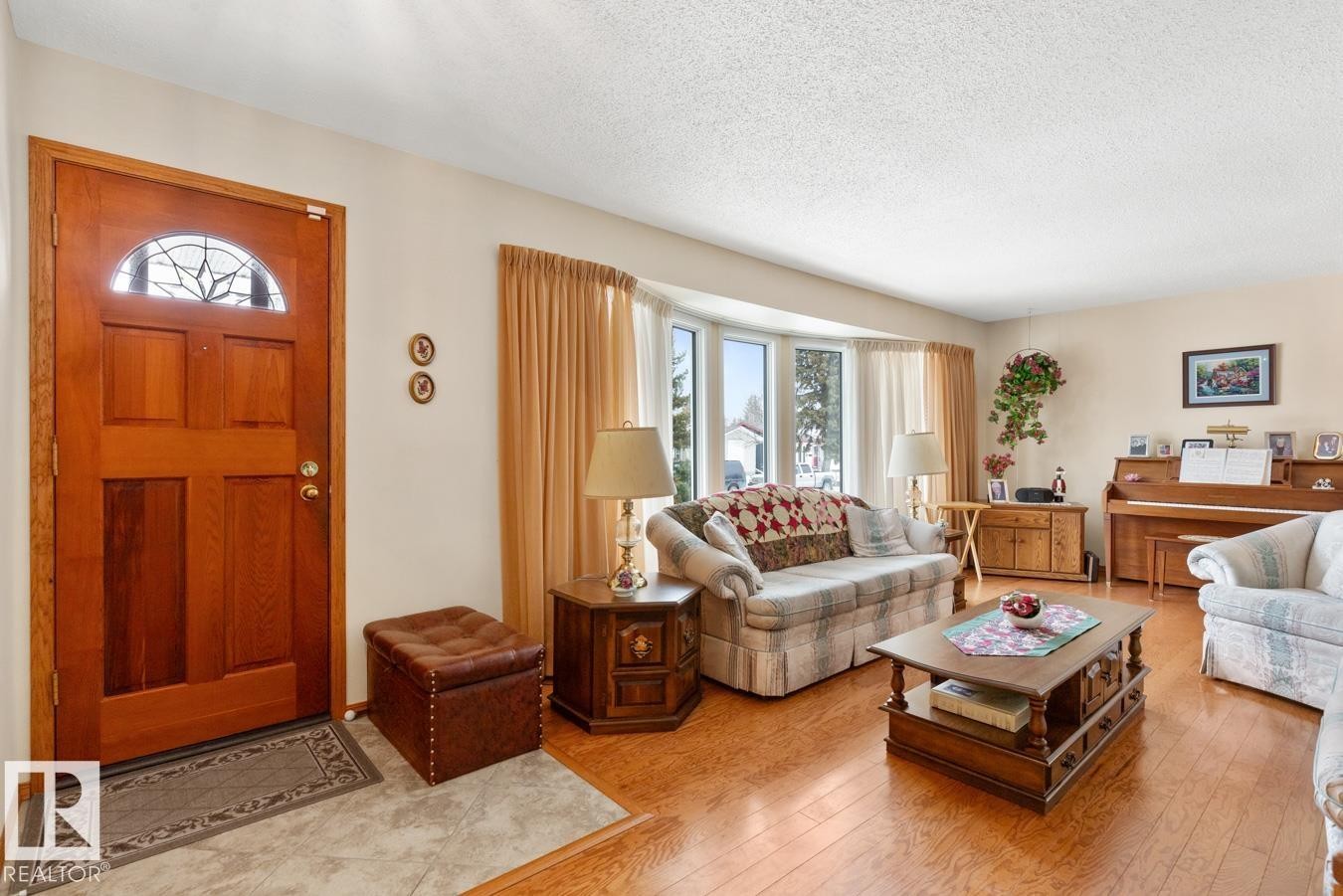 60 Peace River Drive, Devon, AB - Indoor Photo Showing Living Room