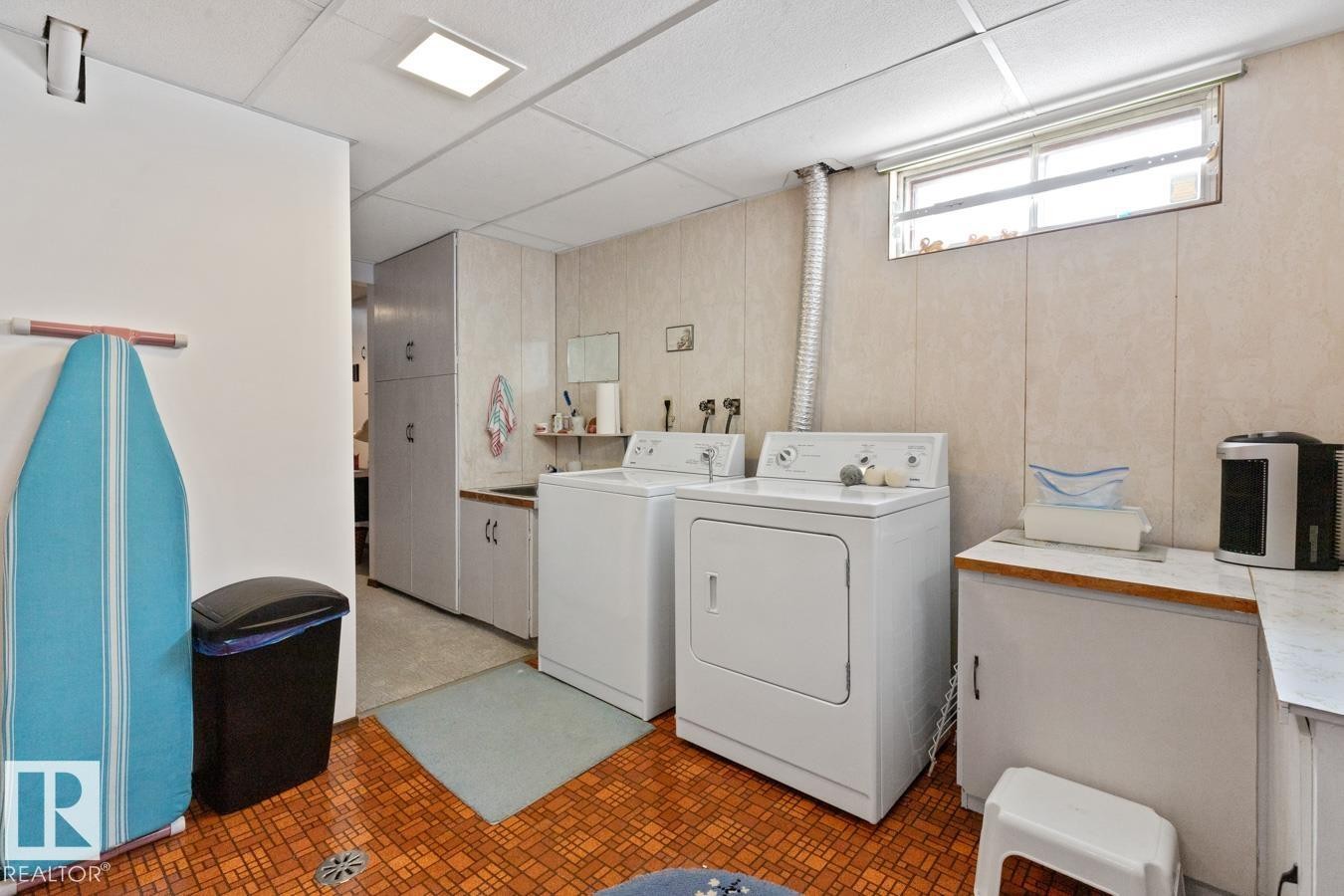 60 Peace River Drive, Devon, AB - Indoor Photo Showing Laundry Room