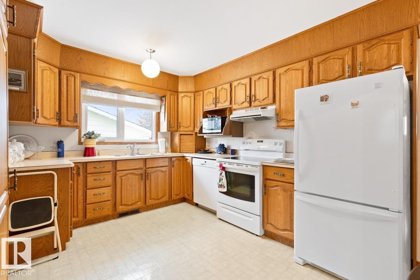 60 Peace River Drive, Devon, AB - Indoor Photo Showing Kitchen
