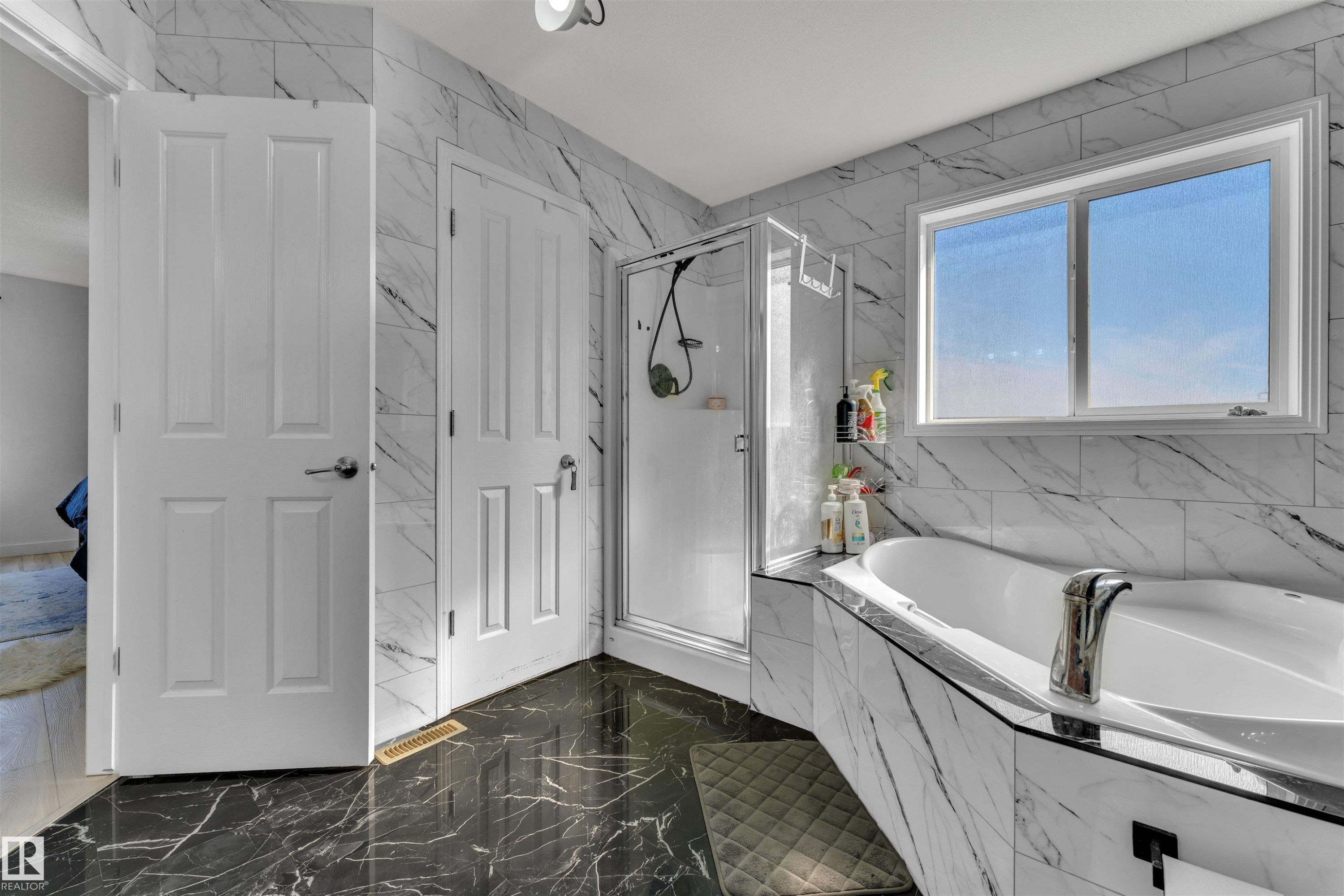 2225 32B Street, Edmonton, AB - Indoor Photo Showing Bathroom