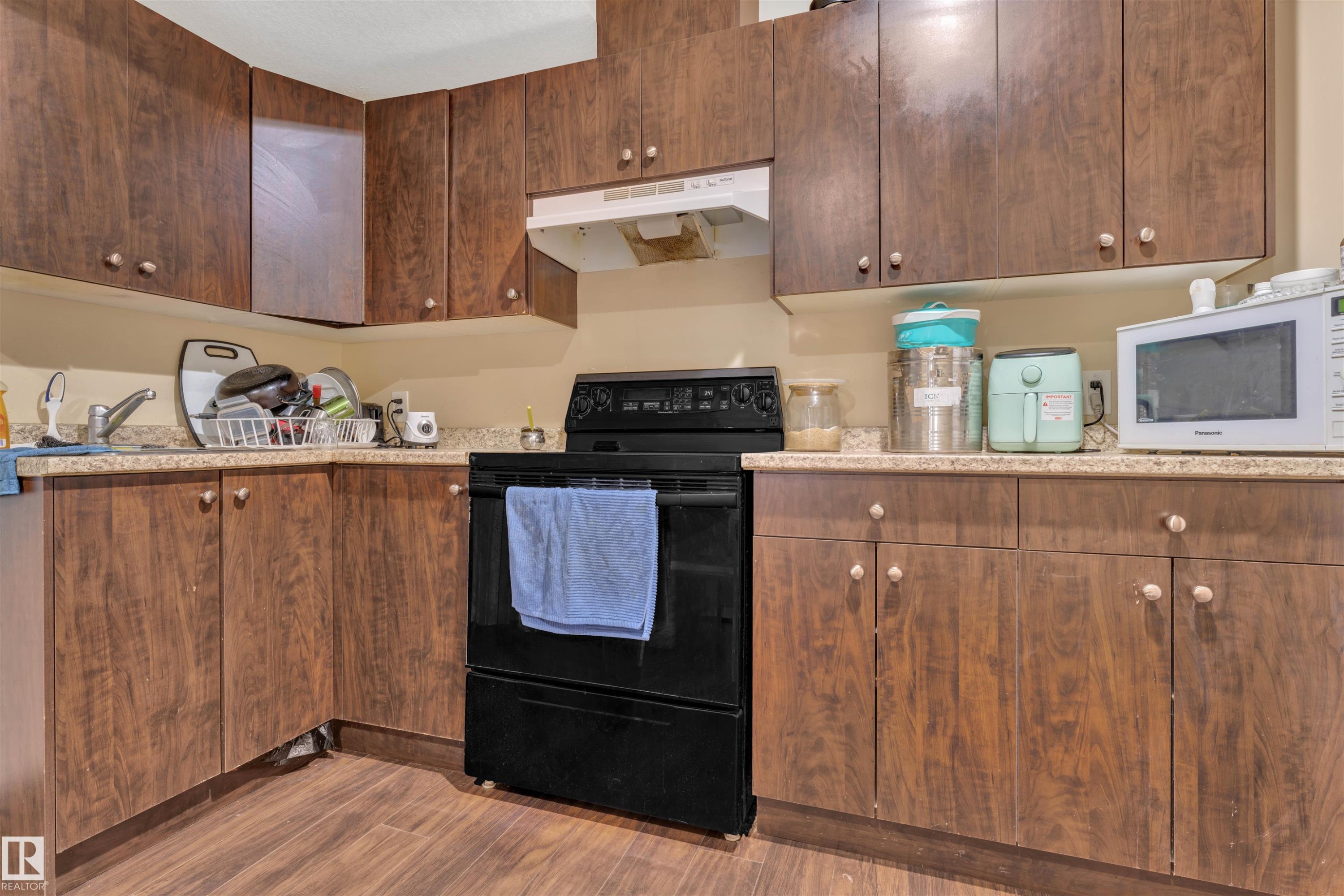 2225 32B Street, Edmonton, AB - Indoor Photo Showing Kitchen