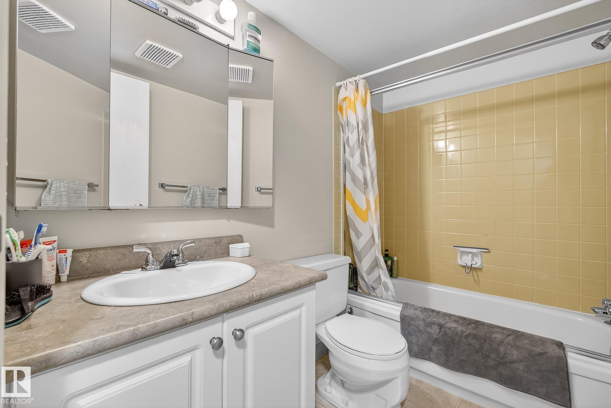 Full bath featuring vanity and shower / bath combo - 302 4608 52 Avenue, Stony Plain, AB - Indoor Photo Showing Bathroom