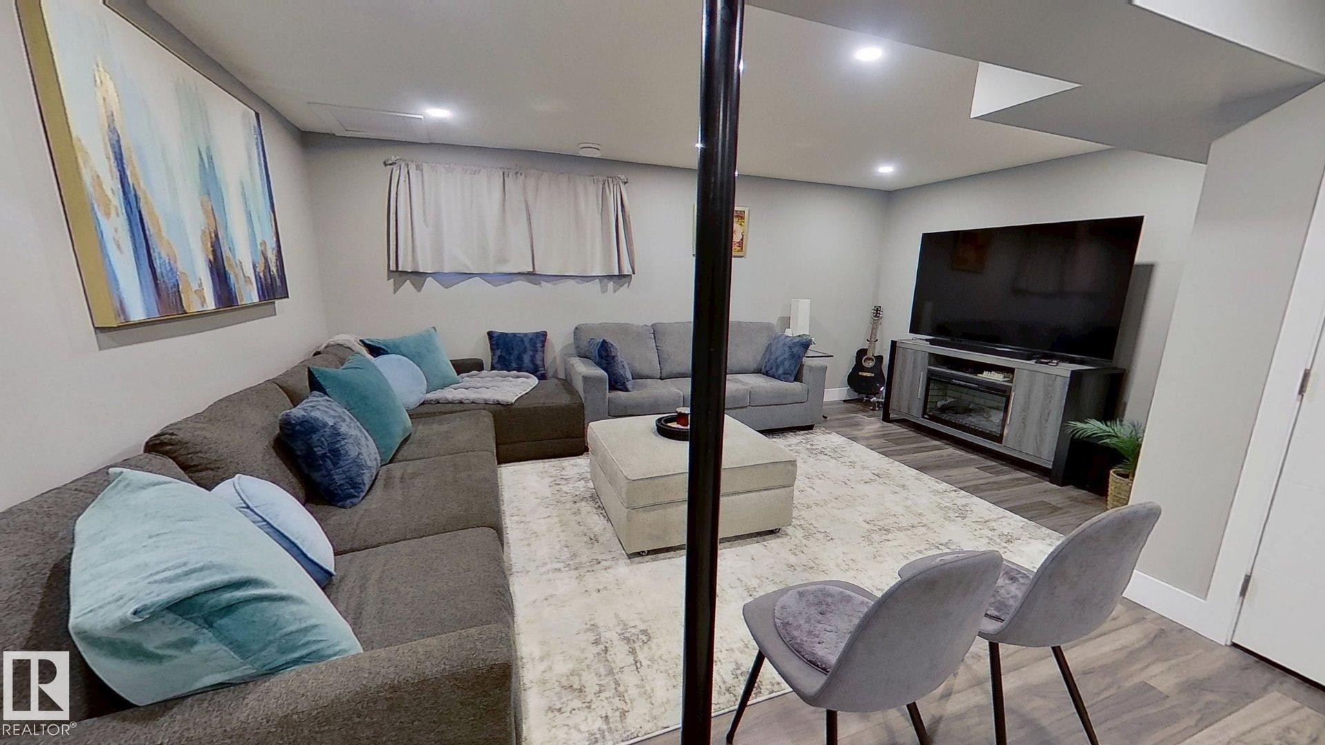 2652 Maple Way, Edmonton, AB - Indoor Photo Showing Living Room
