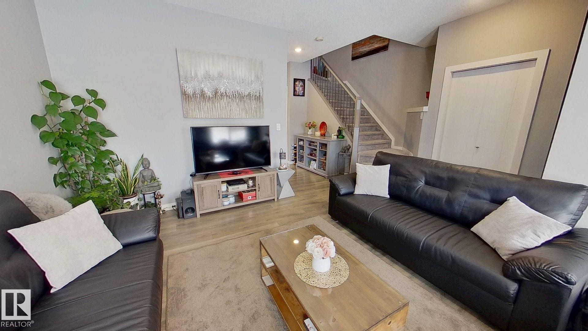 2652 Maple Way, Edmonton, AB - Indoor Photo Showing Living Room