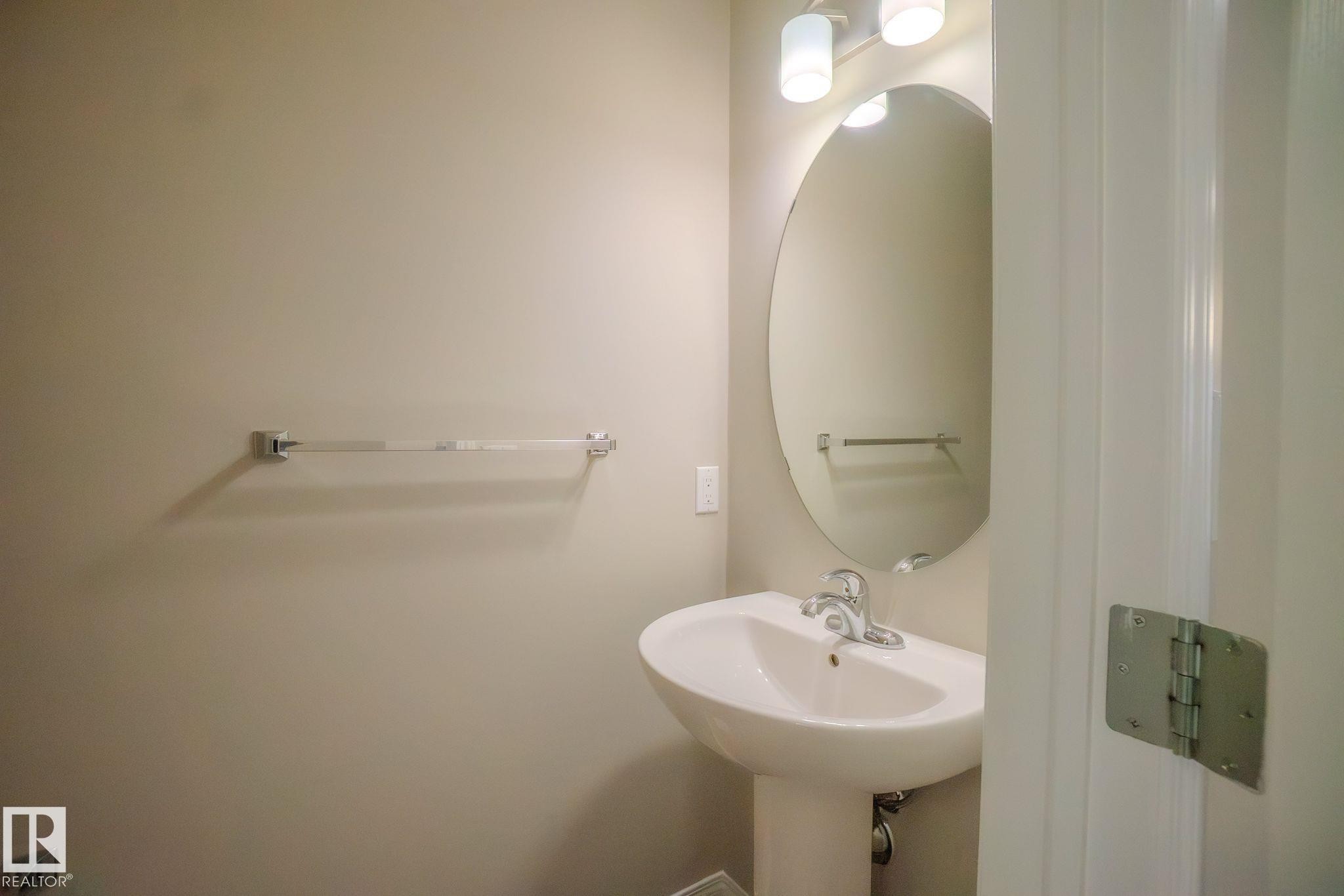 View of bathroom - Edmonton, AB - Indoor Photo Showing Bathroom
