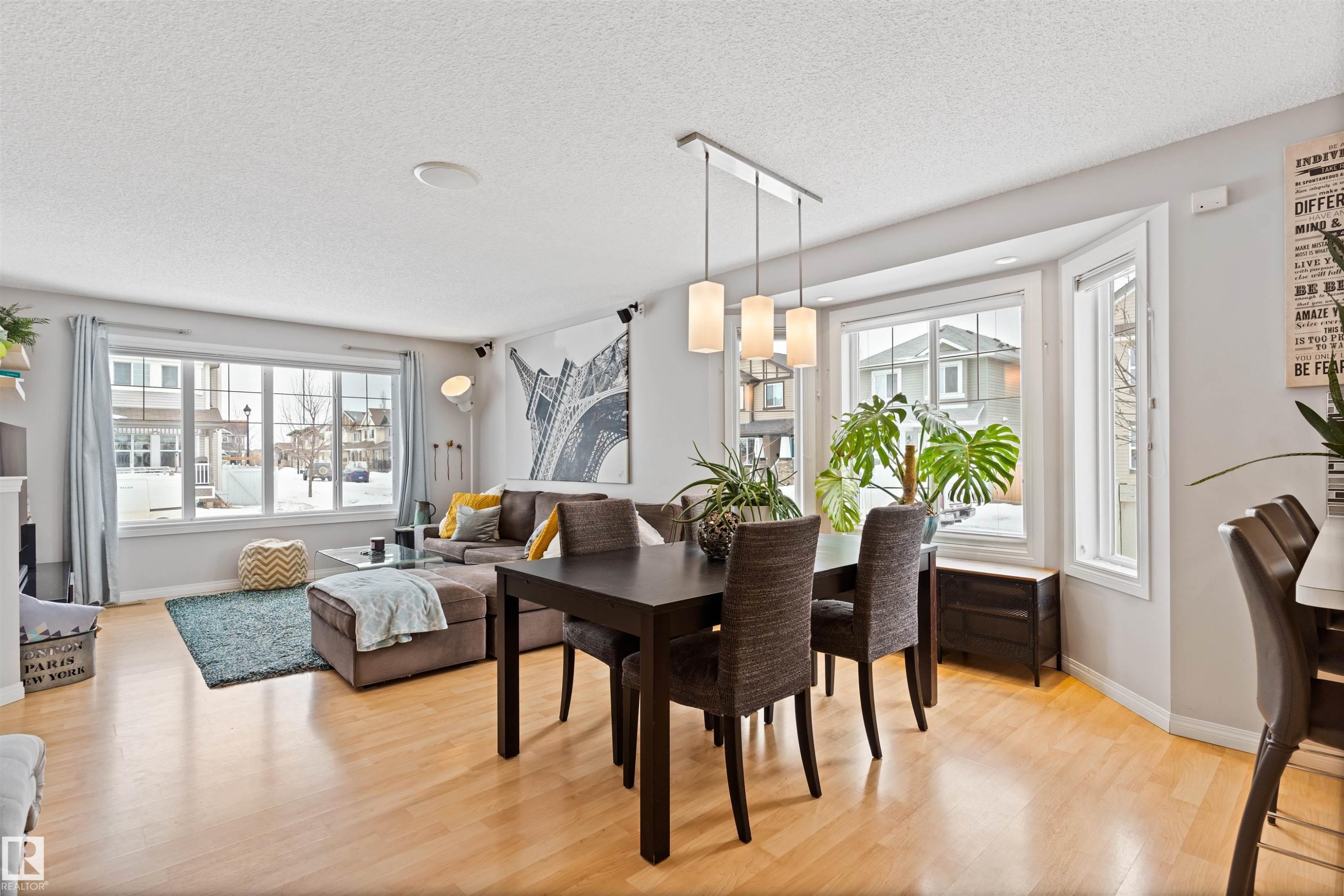 Dining area with light wood-style flooring and a textured ceiling - 7804 Schmid Place, Edmonton, AB - Indoor