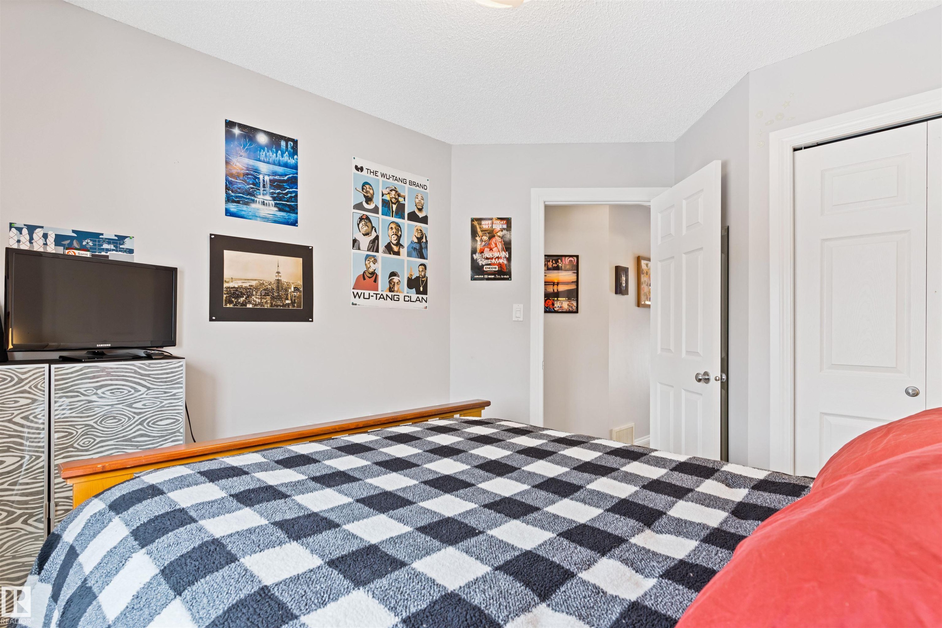 Bedroom featuring a closet and a textured ceiling - 7804 Schmid Place, Edmonton, AB - Indoor Photo Showing Bedroom