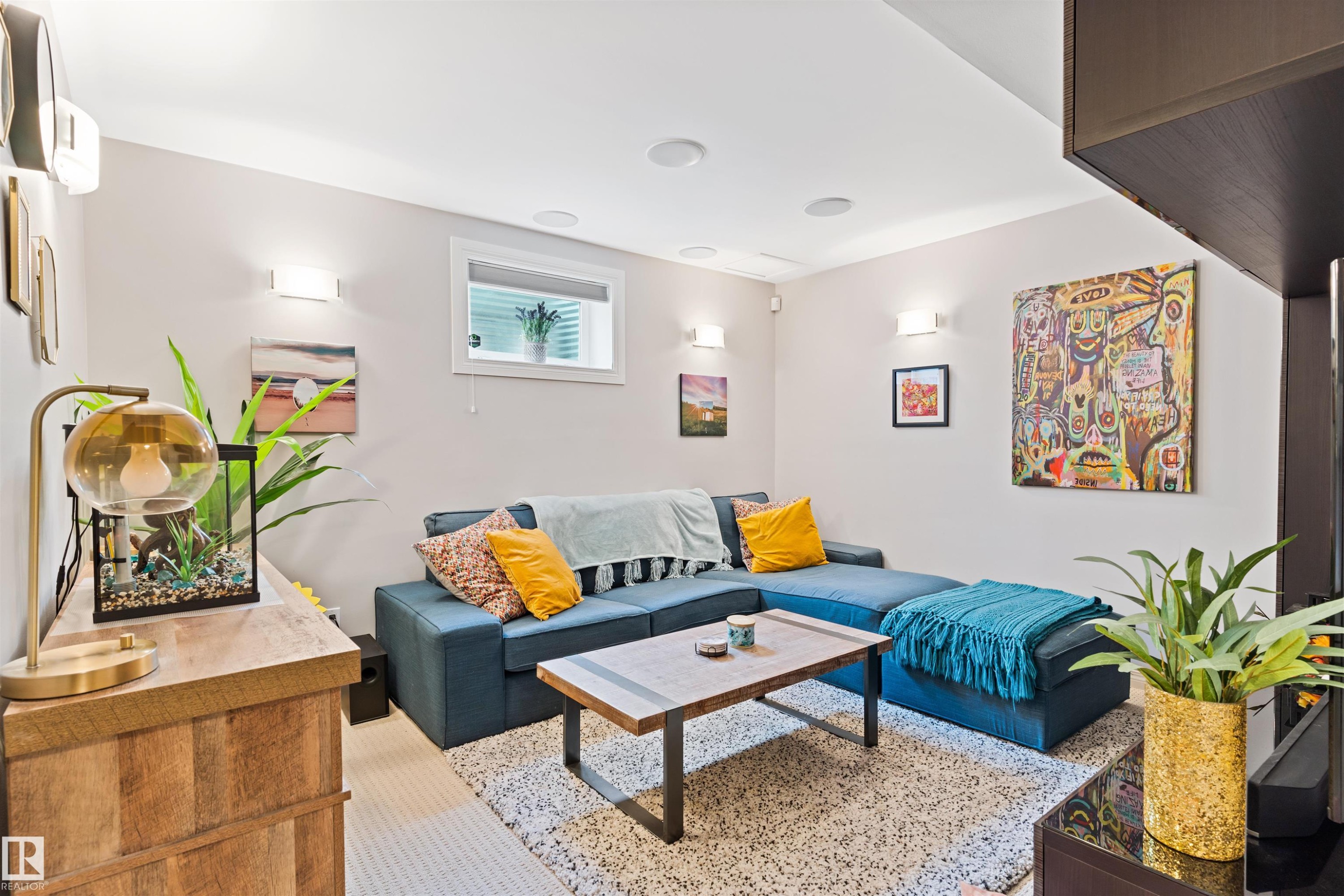 Living area with an AC wall unit - 7804 Schmid Place, Edmonton, AB - Indoor Photo Showing Living Room