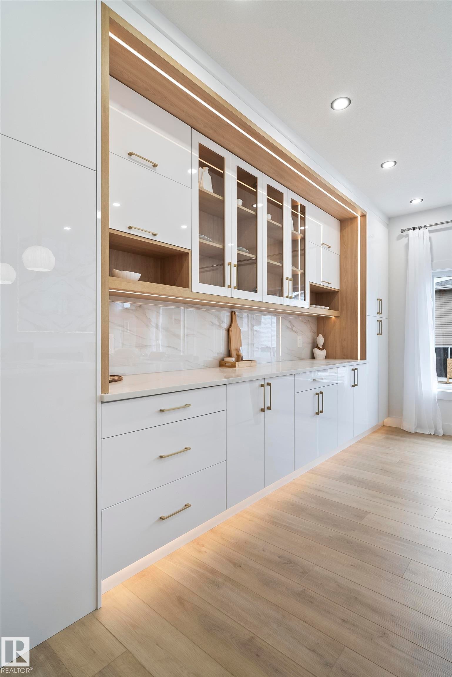 Bar area featuring open shelves, white cabinets, light wood-type flooring, decorative backsplash, and modern cabinets - 13152 187 Avenue, Edmonton, AB - Indoor Photo Showing Kitchen
