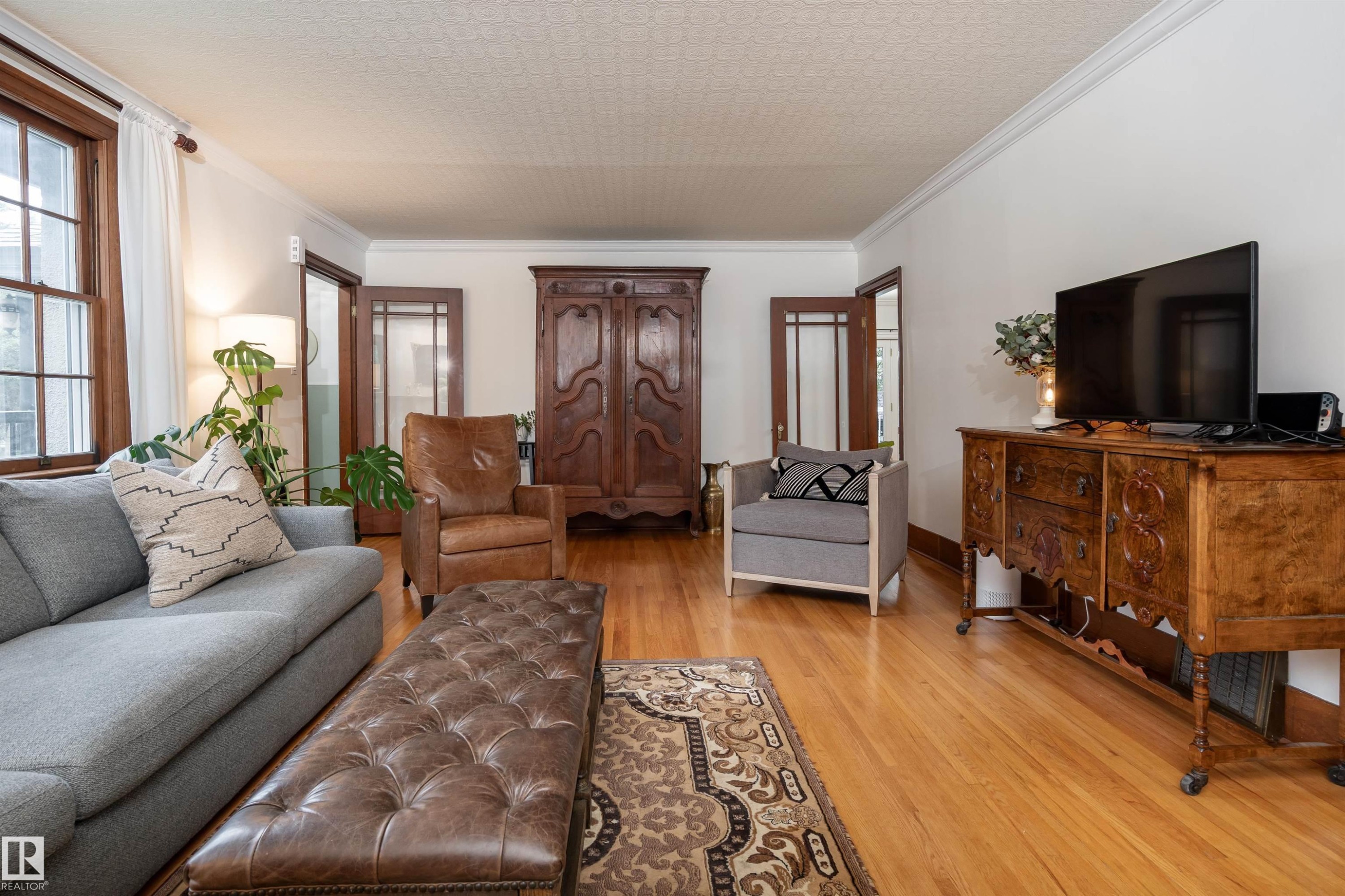 10015 97 Avenue, Edmonton, AB - Indoor Photo Showing Living Room
