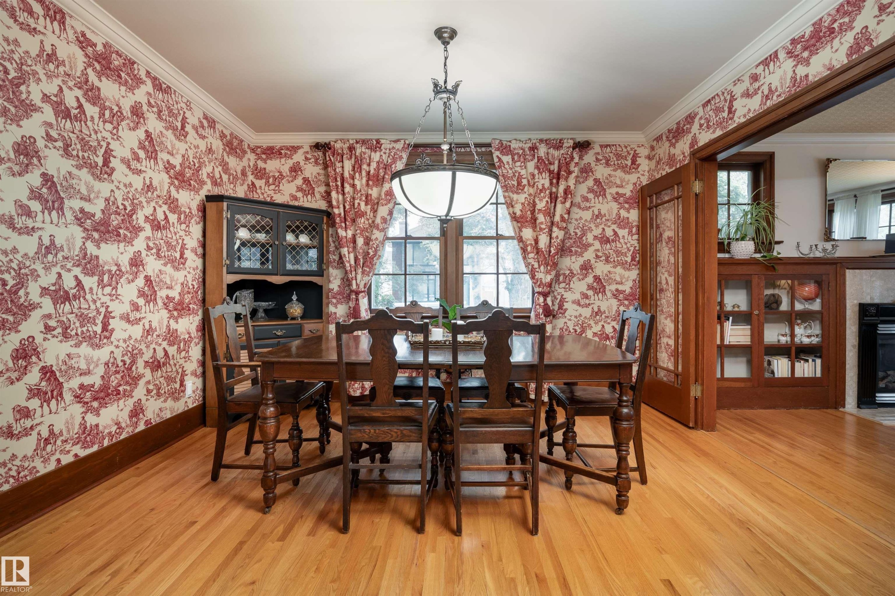 10015 97 Avenue, Edmonton, AB - Indoor Photo Showing Dining Room With Fireplace