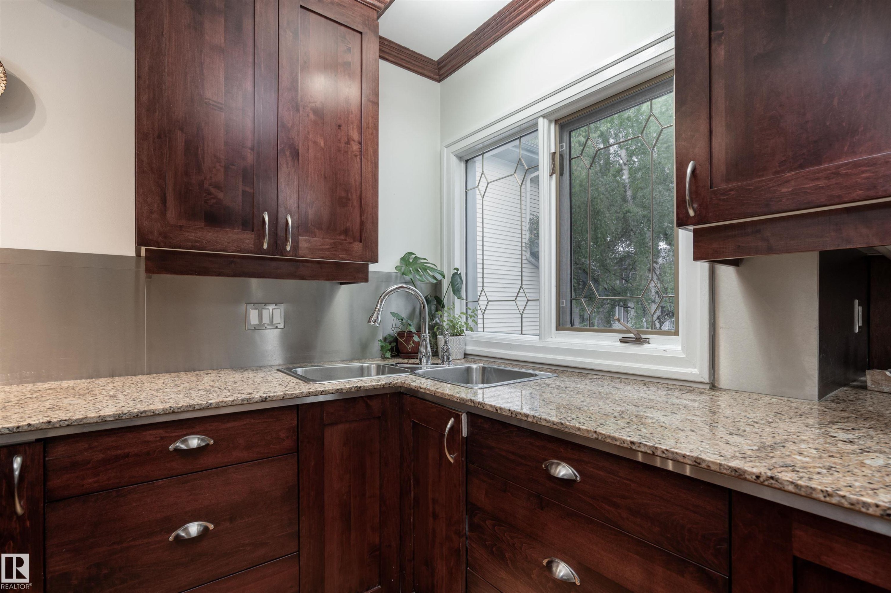 10015 97 Avenue, Edmonton, AB - Indoor Photo Showing Kitchen