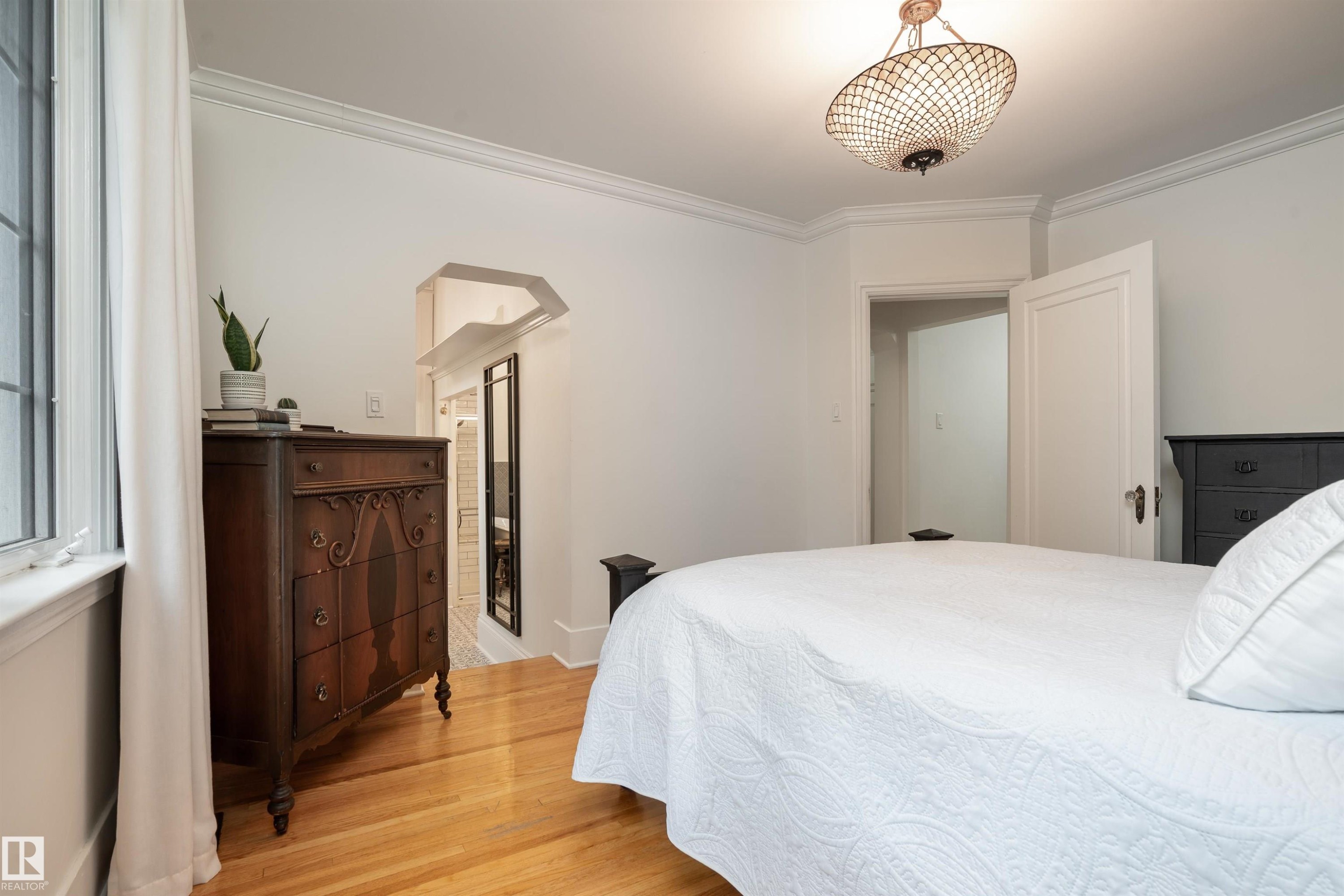 10015 97 Avenue, Edmonton, AB - Indoor Photo Showing Bedroom