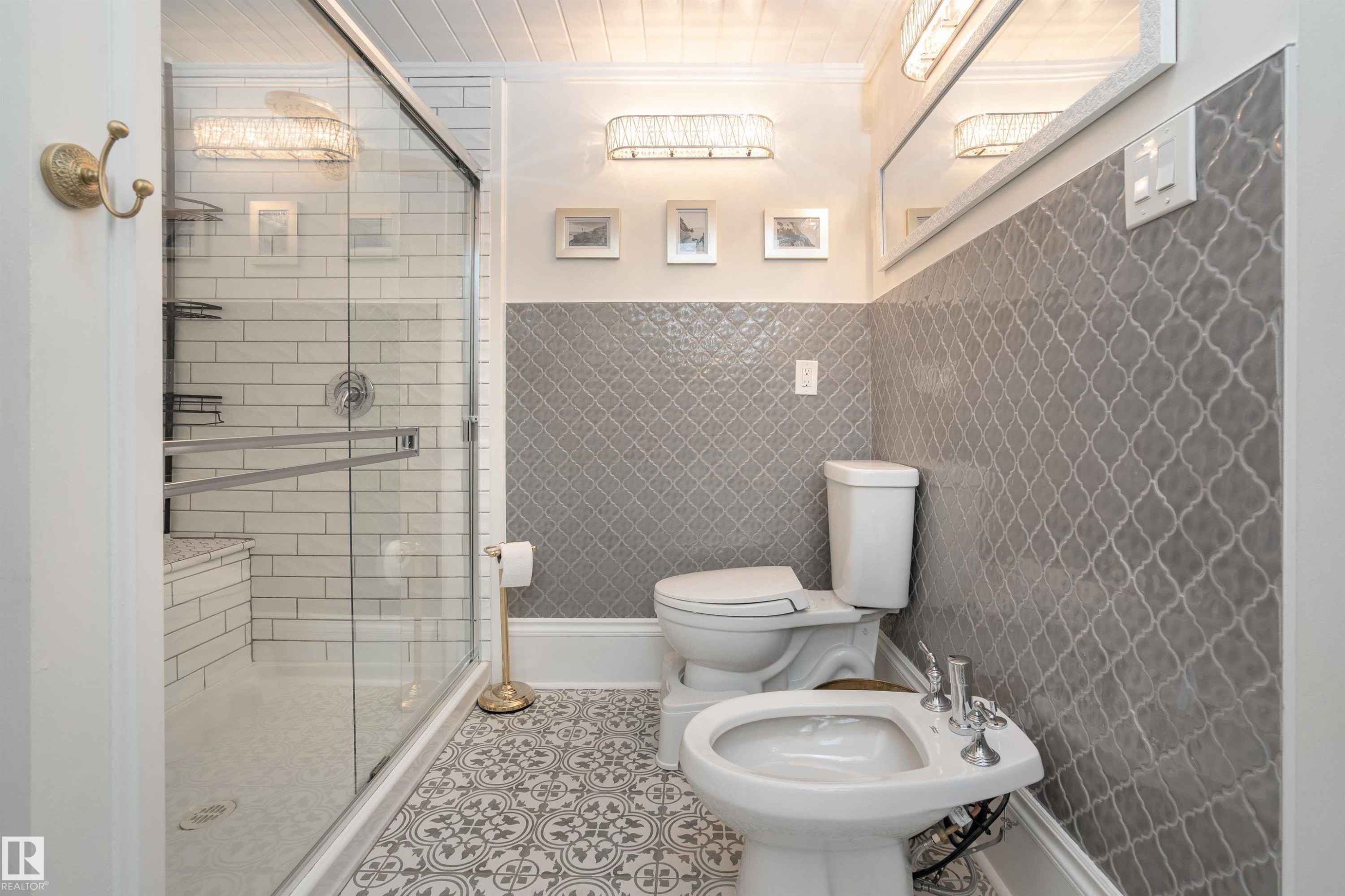 10015 97 Avenue, Edmonton, AB - Indoor Photo Showing Bathroom