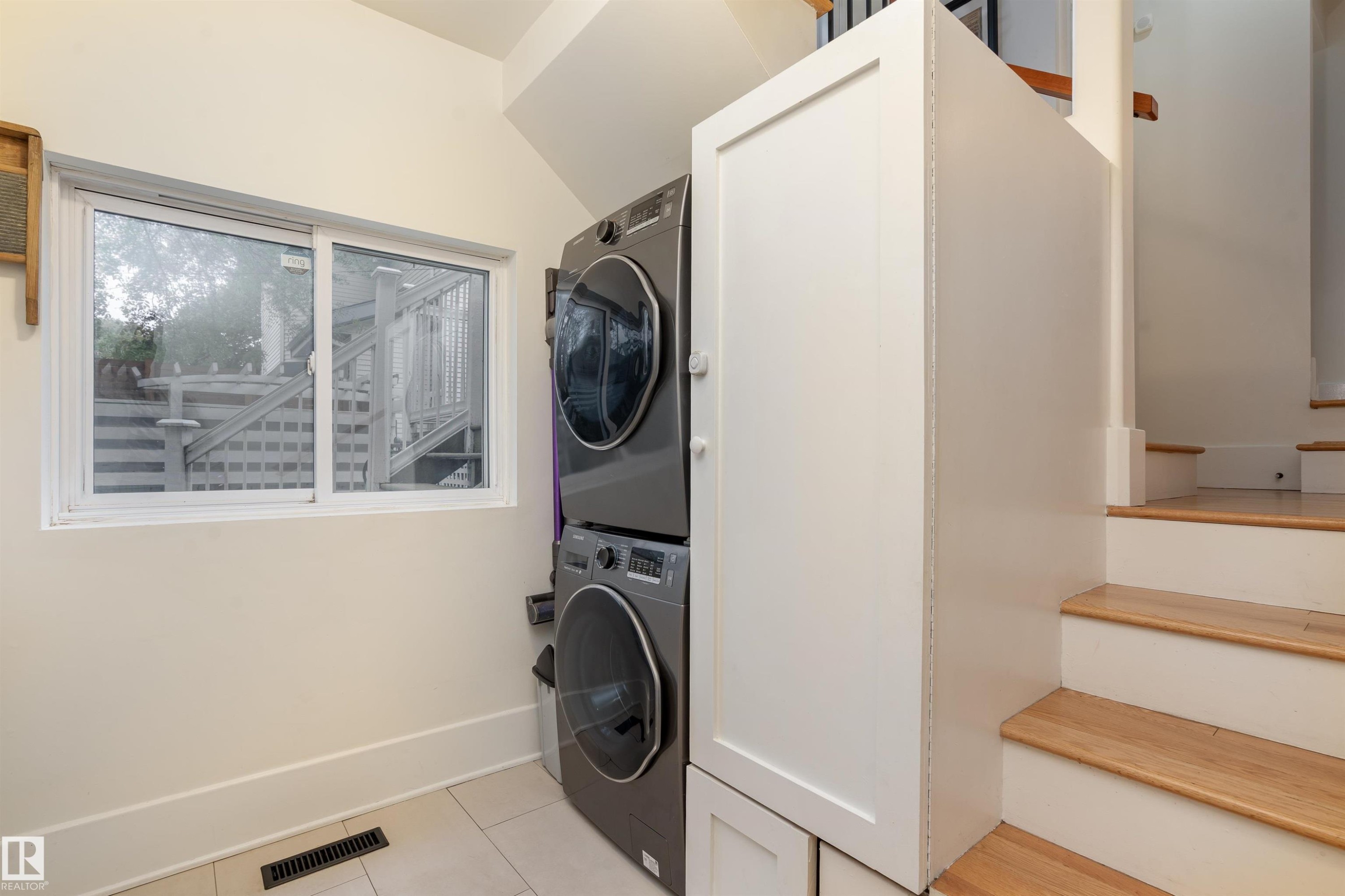 10015 97 Avenue, Edmonton, AB - Indoor Photo Showing Laundry Room