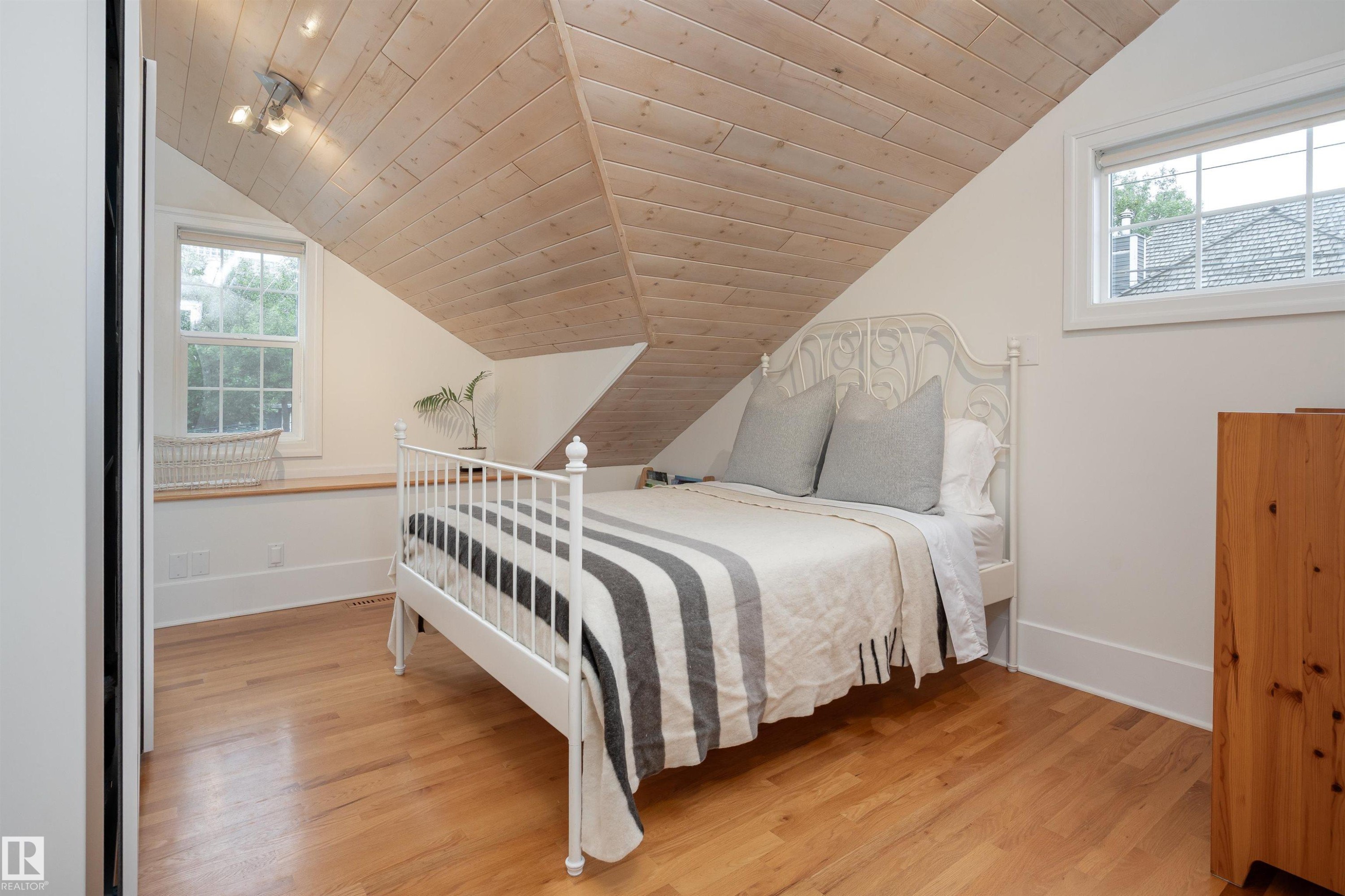 10015 97 Avenue, Edmonton, AB - Indoor Photo Showing Bedroom