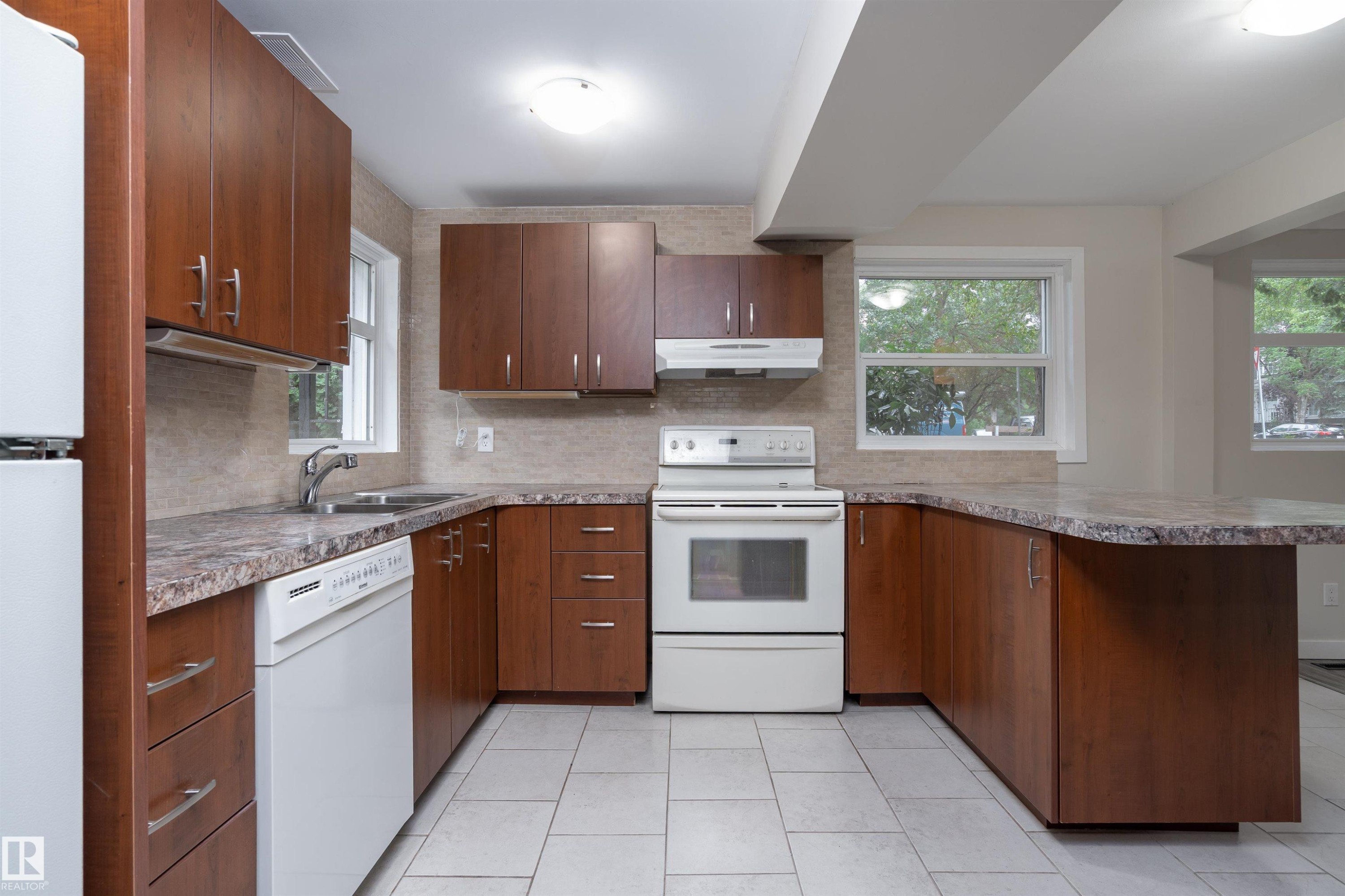 10015 97 Avenue, Edmonton, AB - Indoor Photo Showing Kitchen With Double Sink