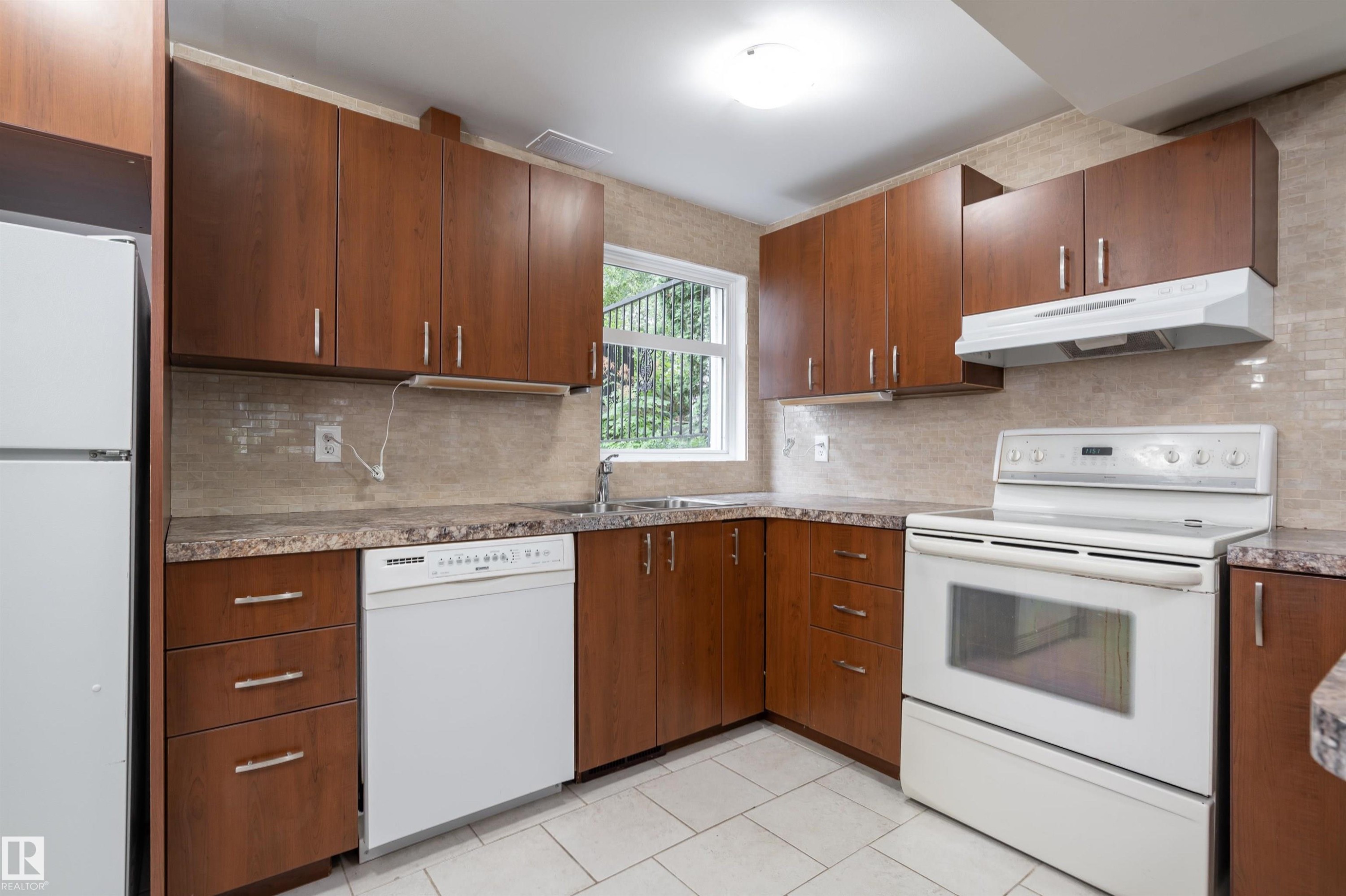 10015 97 Avenue, Edmonton, AB - Indoor Photo Showing Kitchen