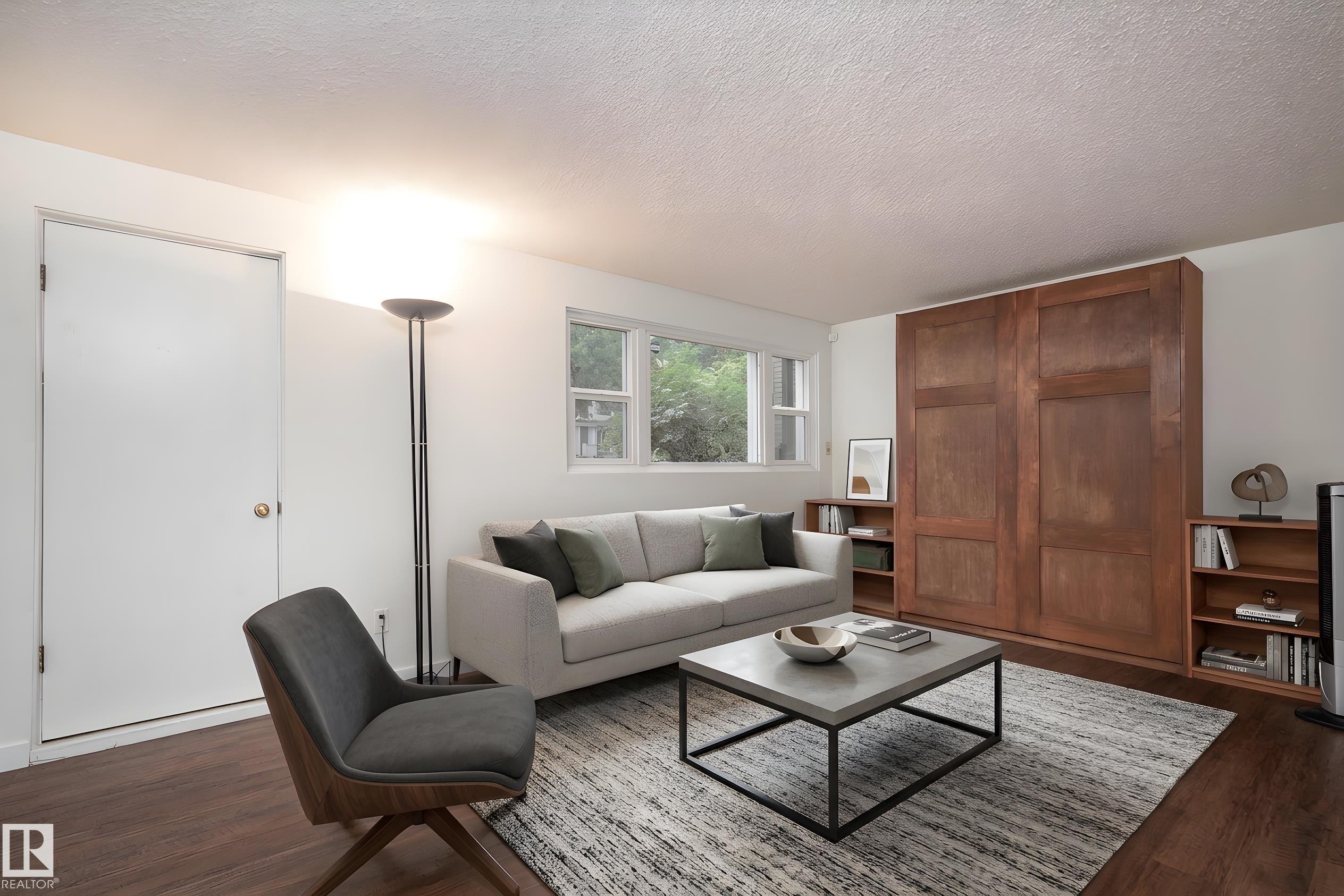 10015 97 Avenue, Edmonton, AB - Indoor Photo Showing Living Room