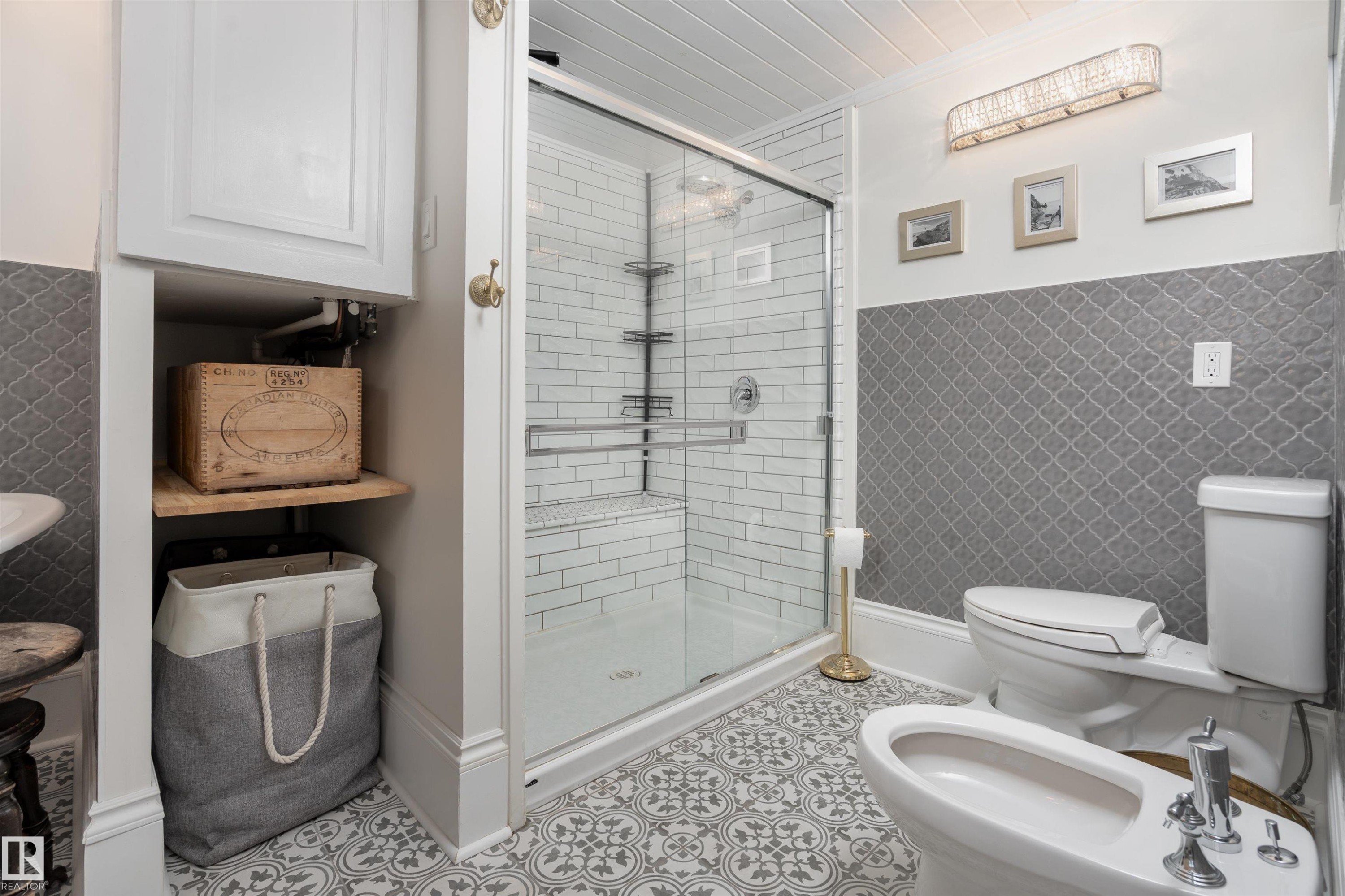 10015 97 Avenue, Edmonton, AB - Indoor Photo Showing Bathroom