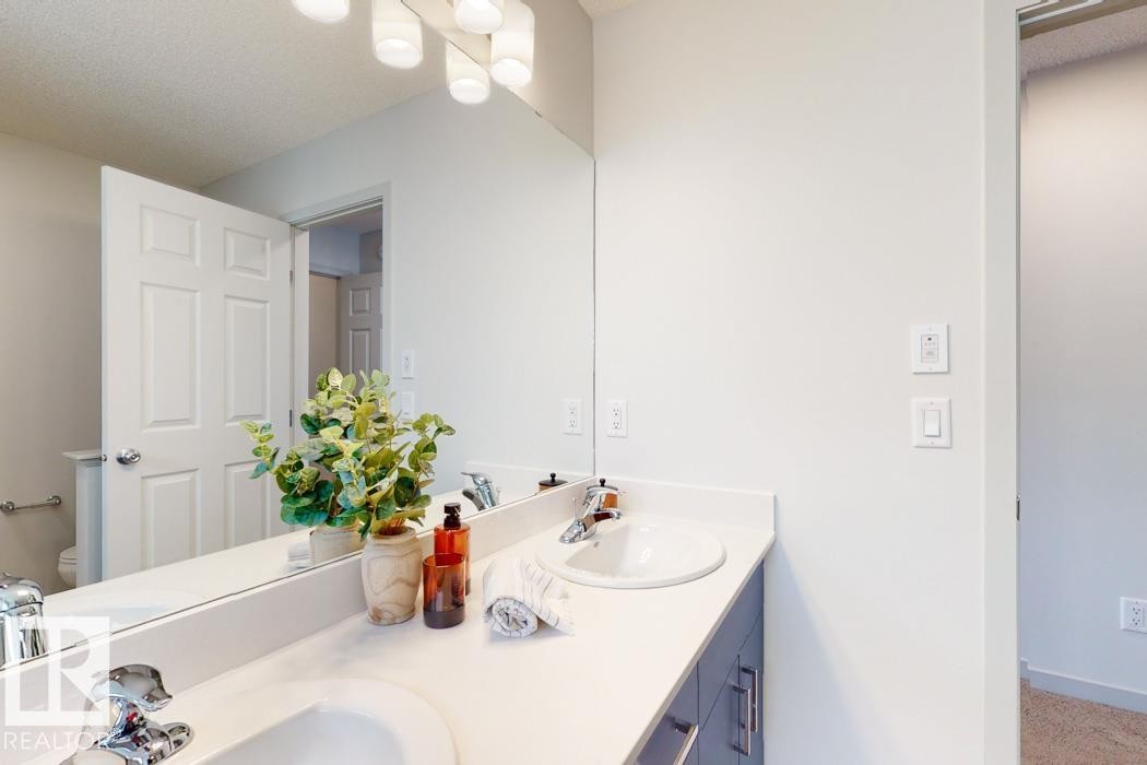 8612 183 Avenue, Edmonton, AB - Indoor Photo Showing Bathroom