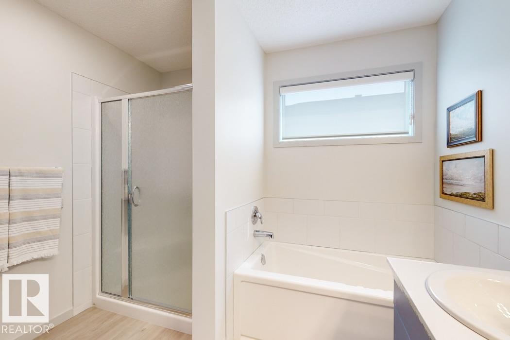 8612 183 Avenue, Edmonton, AB - Indoor Photo Showing Bathroom