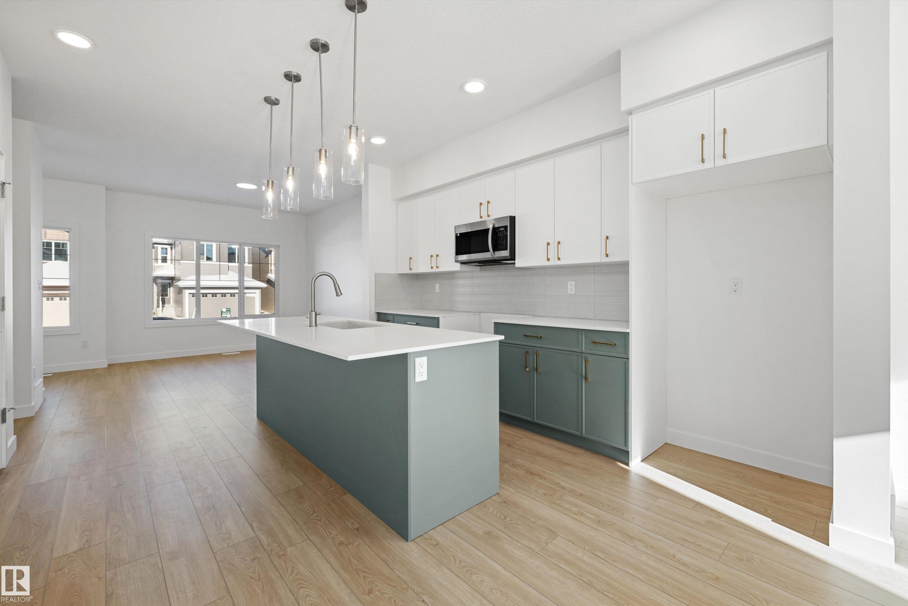 20711 43 Avenue Nw, Edmonton, AB - Indoor Photo Showing Kitchen With Upgraded Kitchen