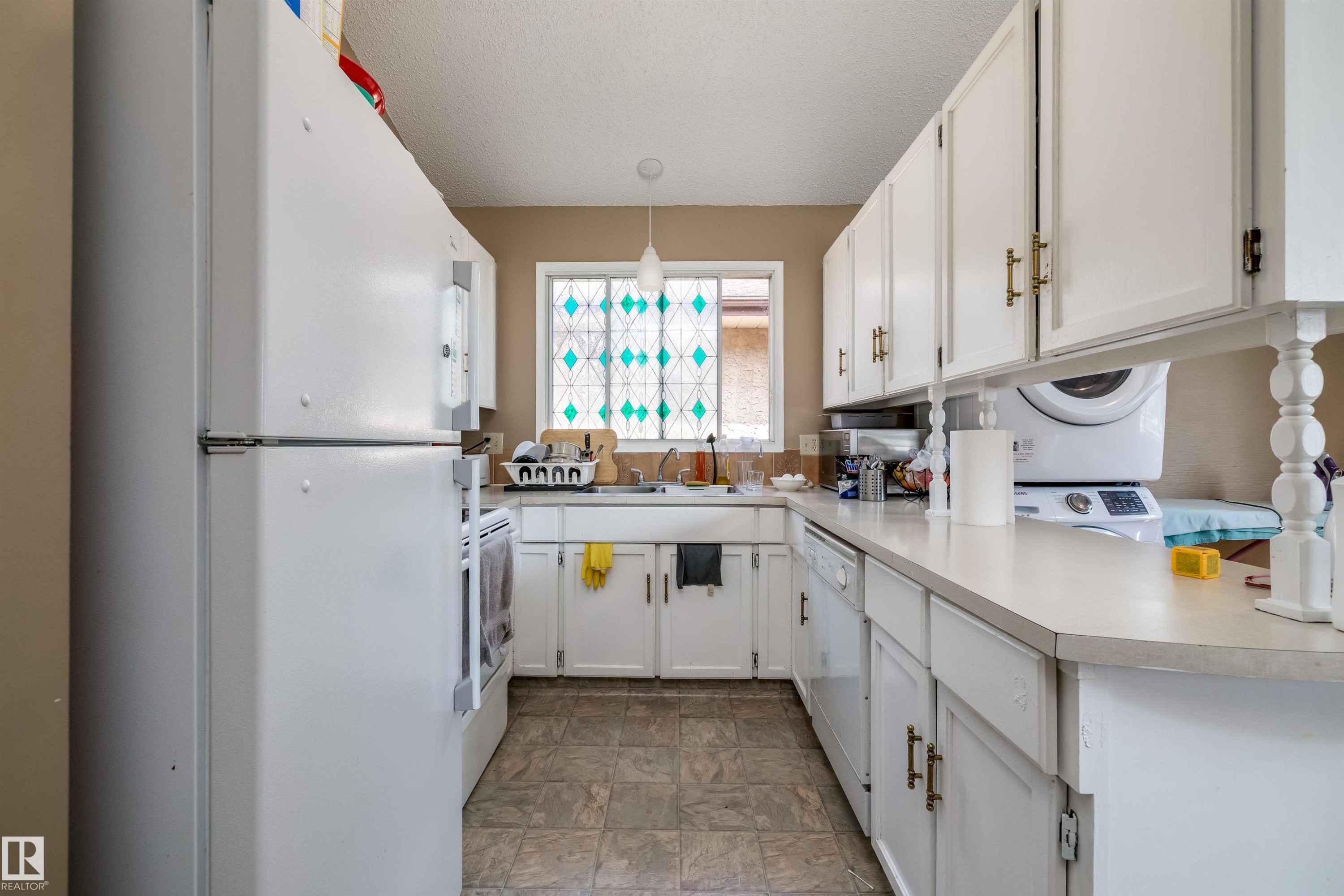 3620 42A Avenue, Edmonton, AB - Indoor Photo Showing Kitchen