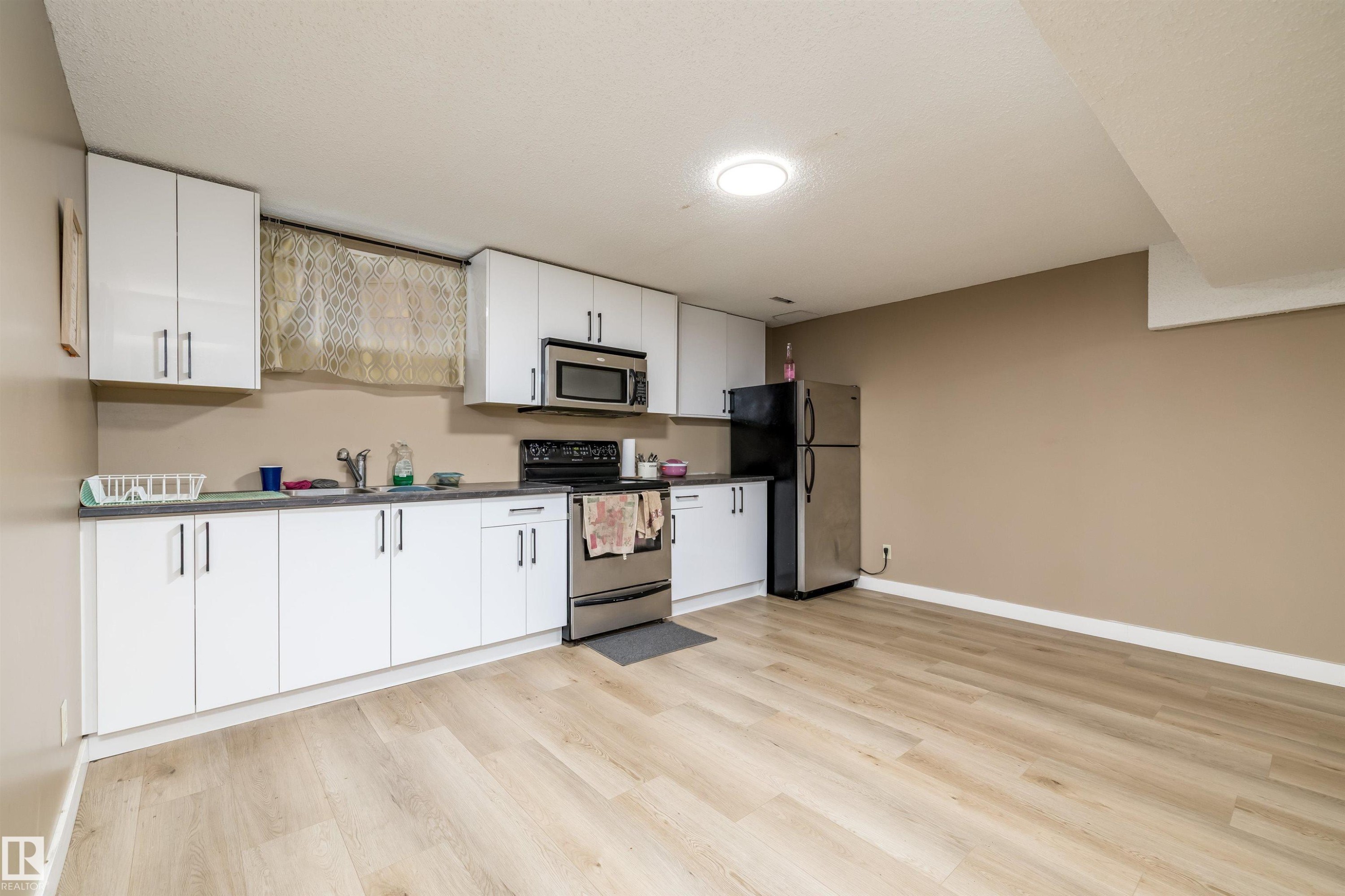 3620 42A Avenue, Edmonton, AB - Indoor Photo Showing Kitchen