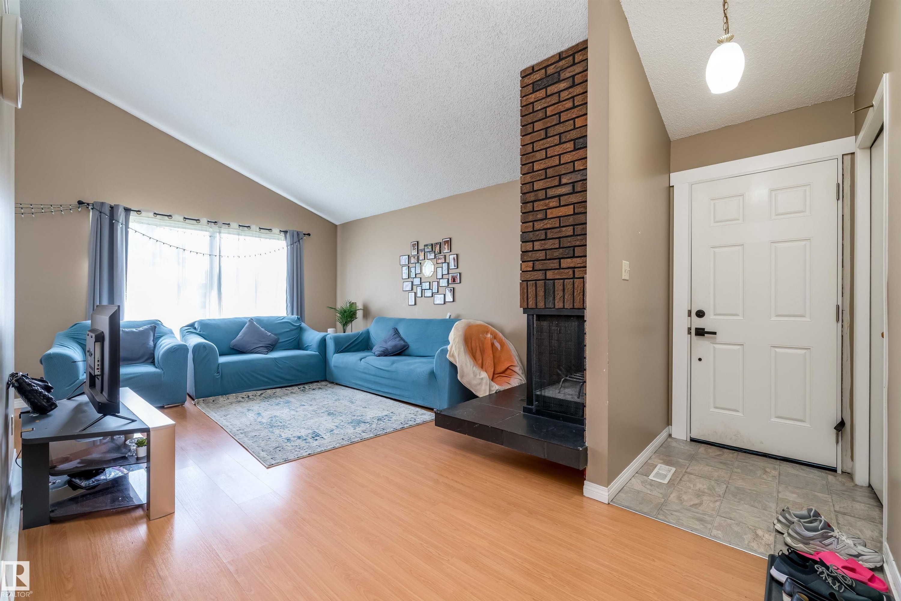 3620 42A Avenue, Edmonton, AB - Indoor Photo Showing Living Room