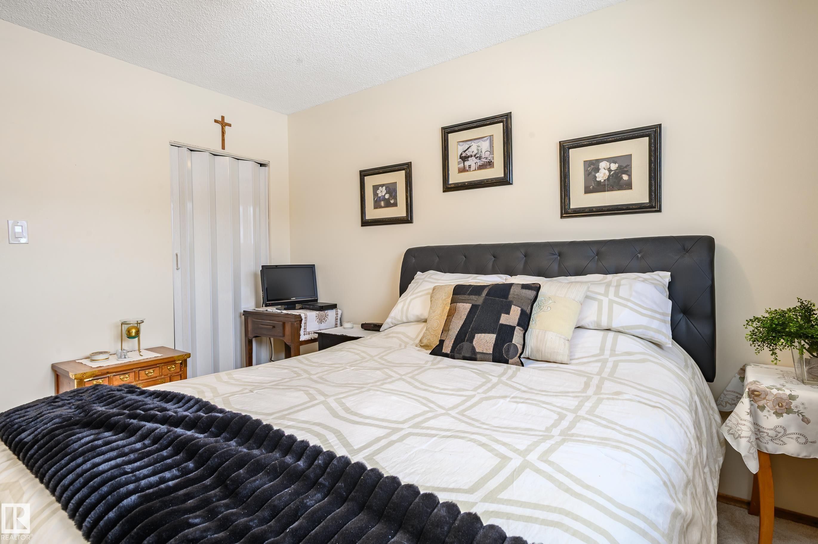 Bedroom featuring a textured ceiling and a closet - 13420 113A St, Edmonton, AB - Indoor Photo Showing Bedroom
